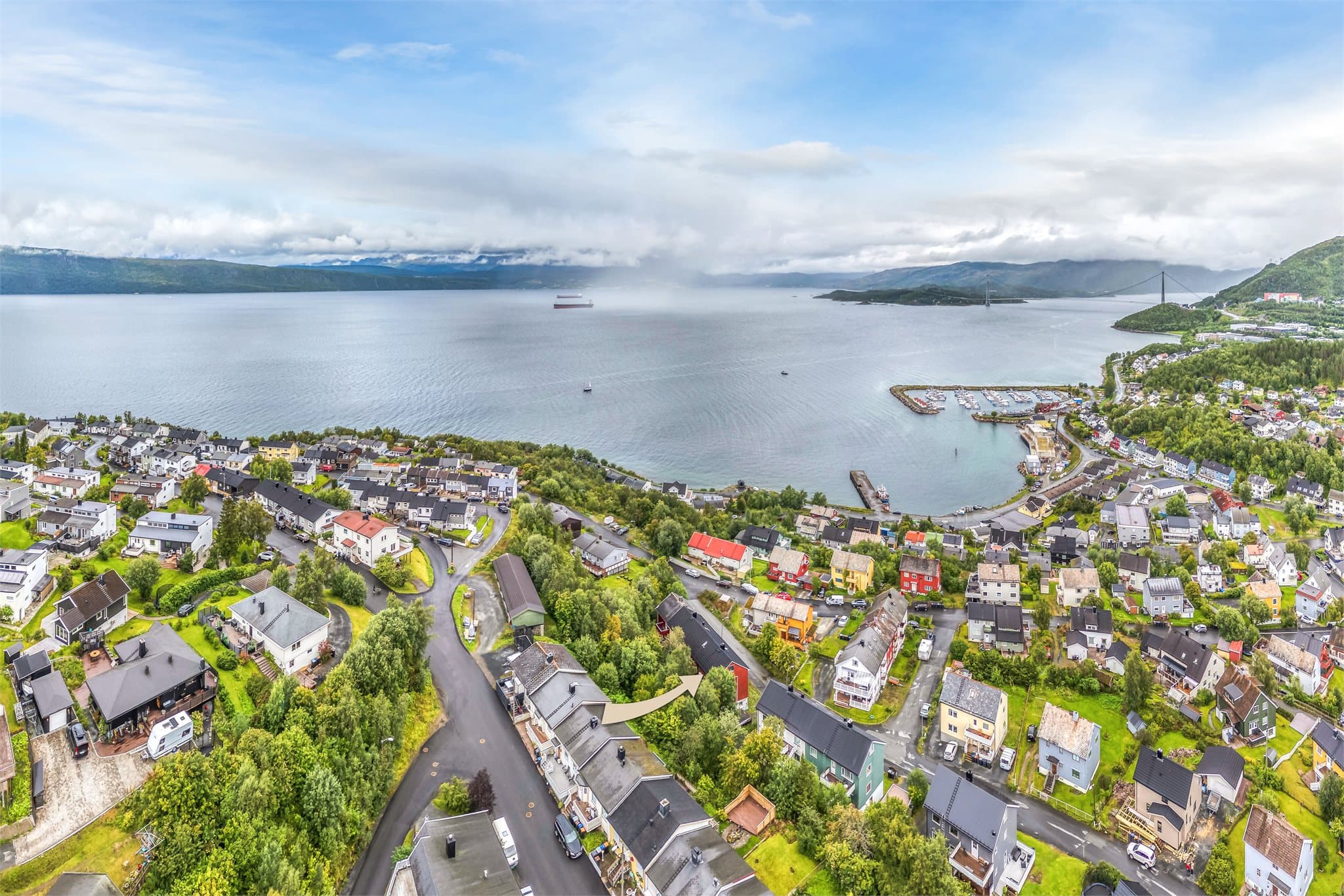 Nærområdet byr på nærhet til småbåthavn, molo og fine turmuligheter langs sjøen.