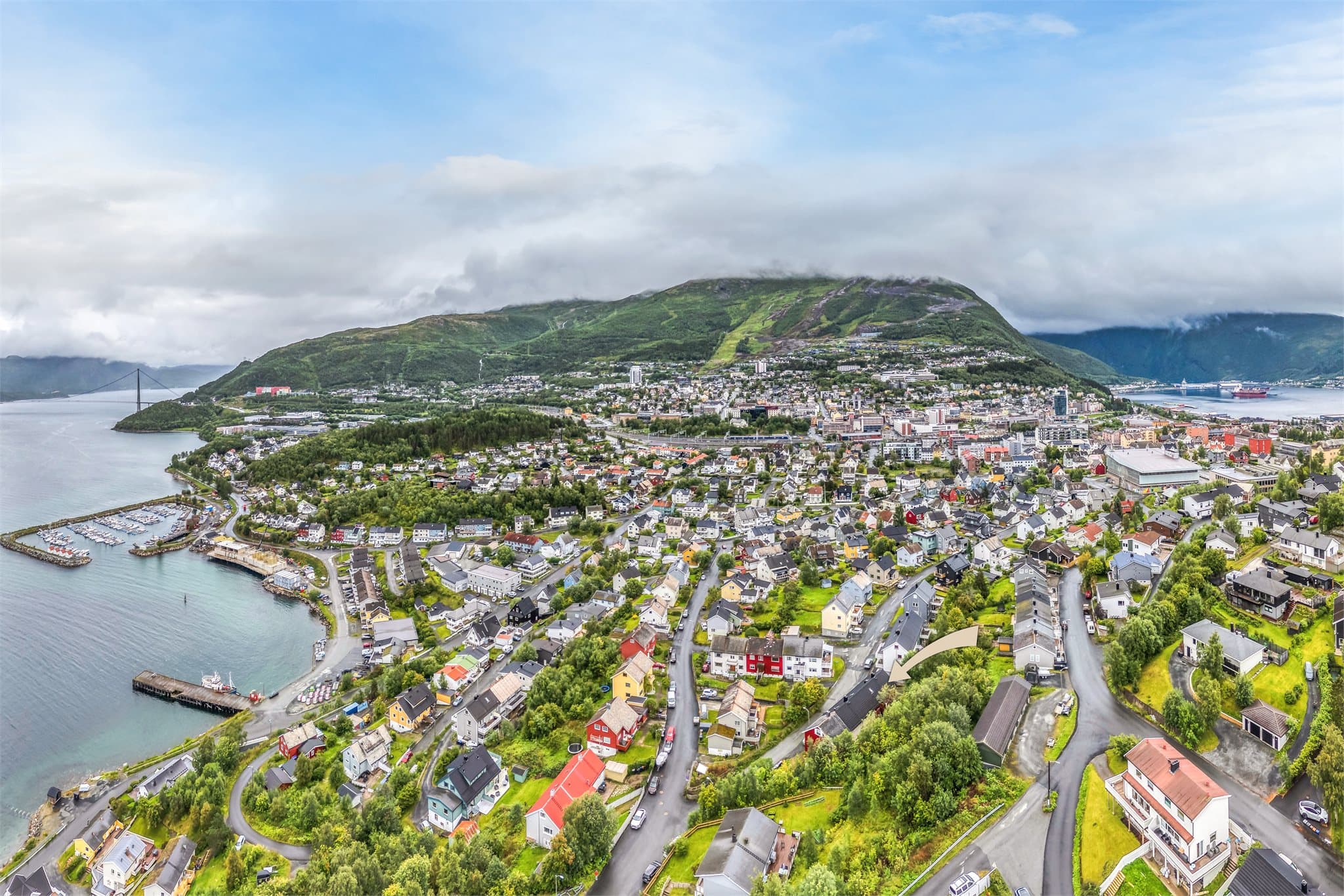 Narvik sentrum, idrettsanlegg og Narvikfjellet ligger alle innen kort rekkevidde.