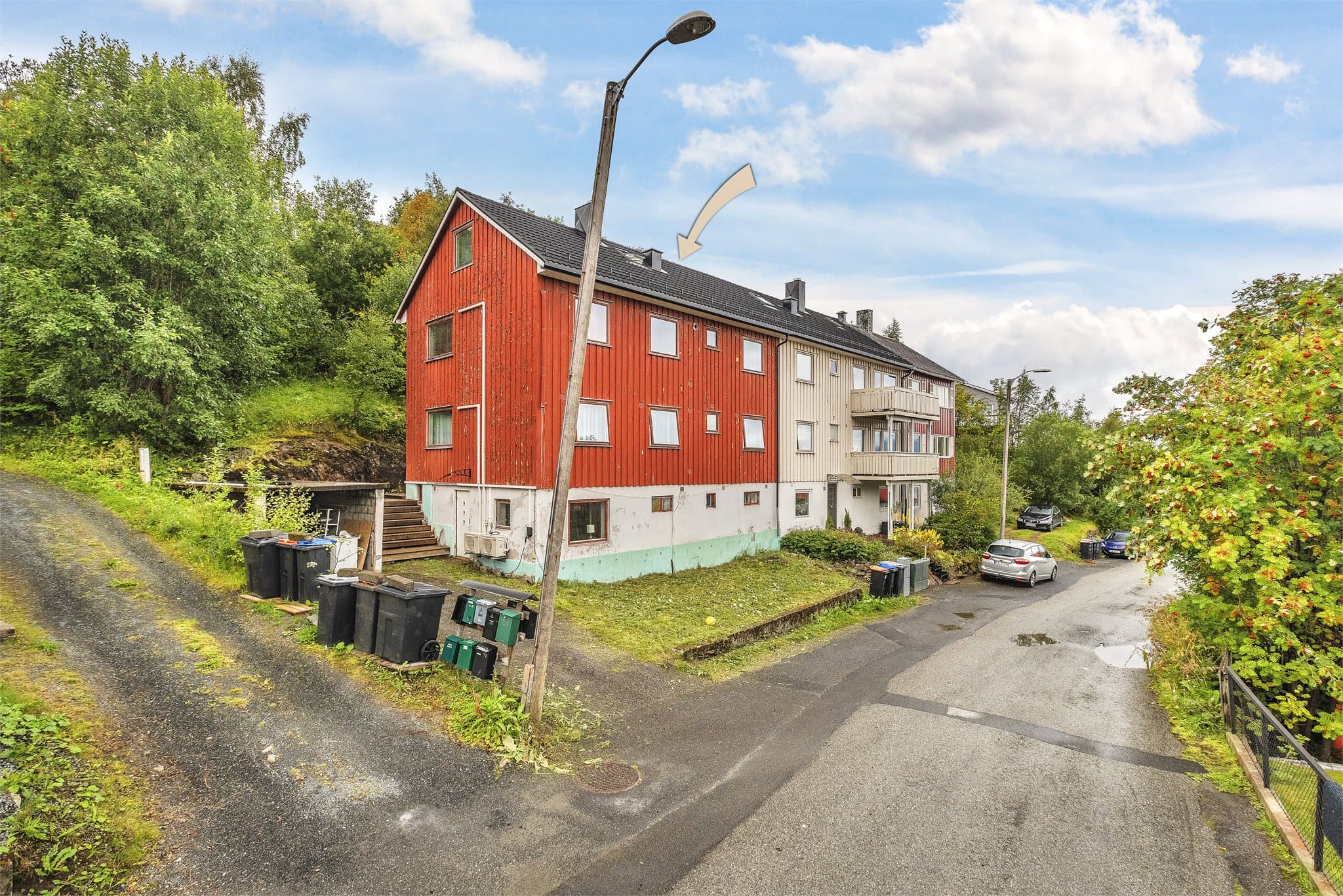 Adkomst via Villaveien med innkjørsel og parkering på tomten.