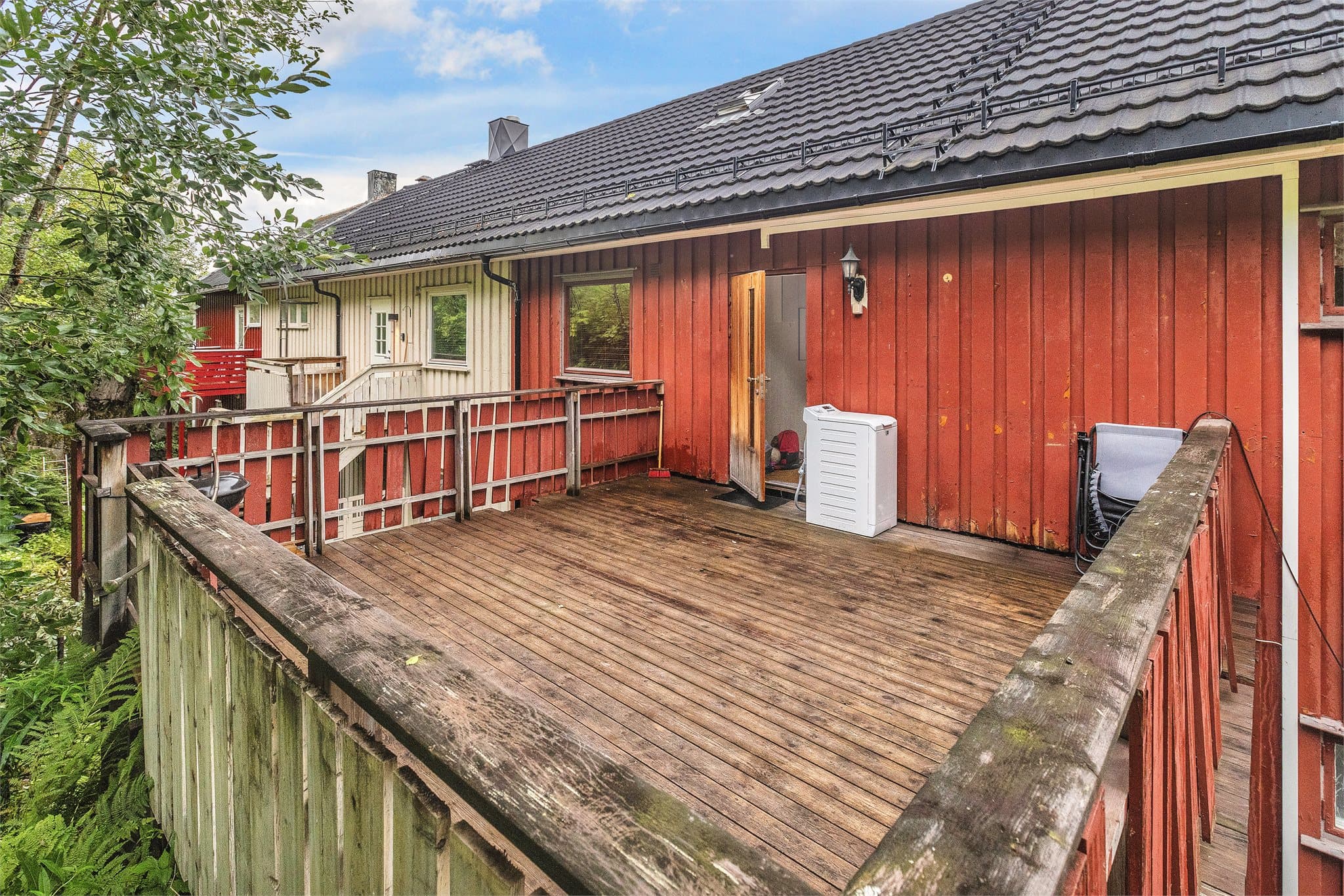 Terrasse i andre etasje med adkomst fra felles trapperom og god plass til utemøbler.