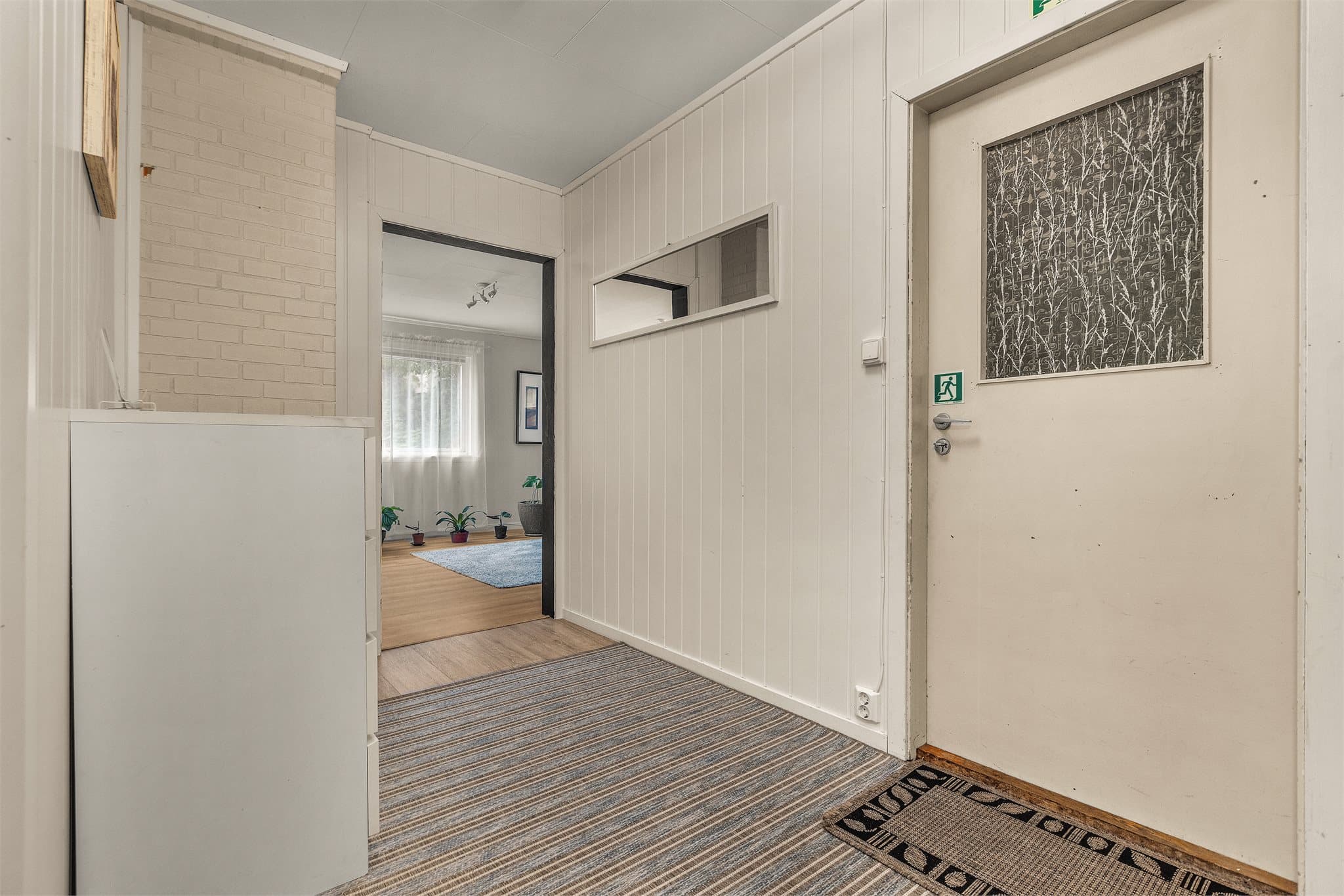 Entréen i første etasje gir en praktisk overgang videre inn til stuen og resten av leiligheten.