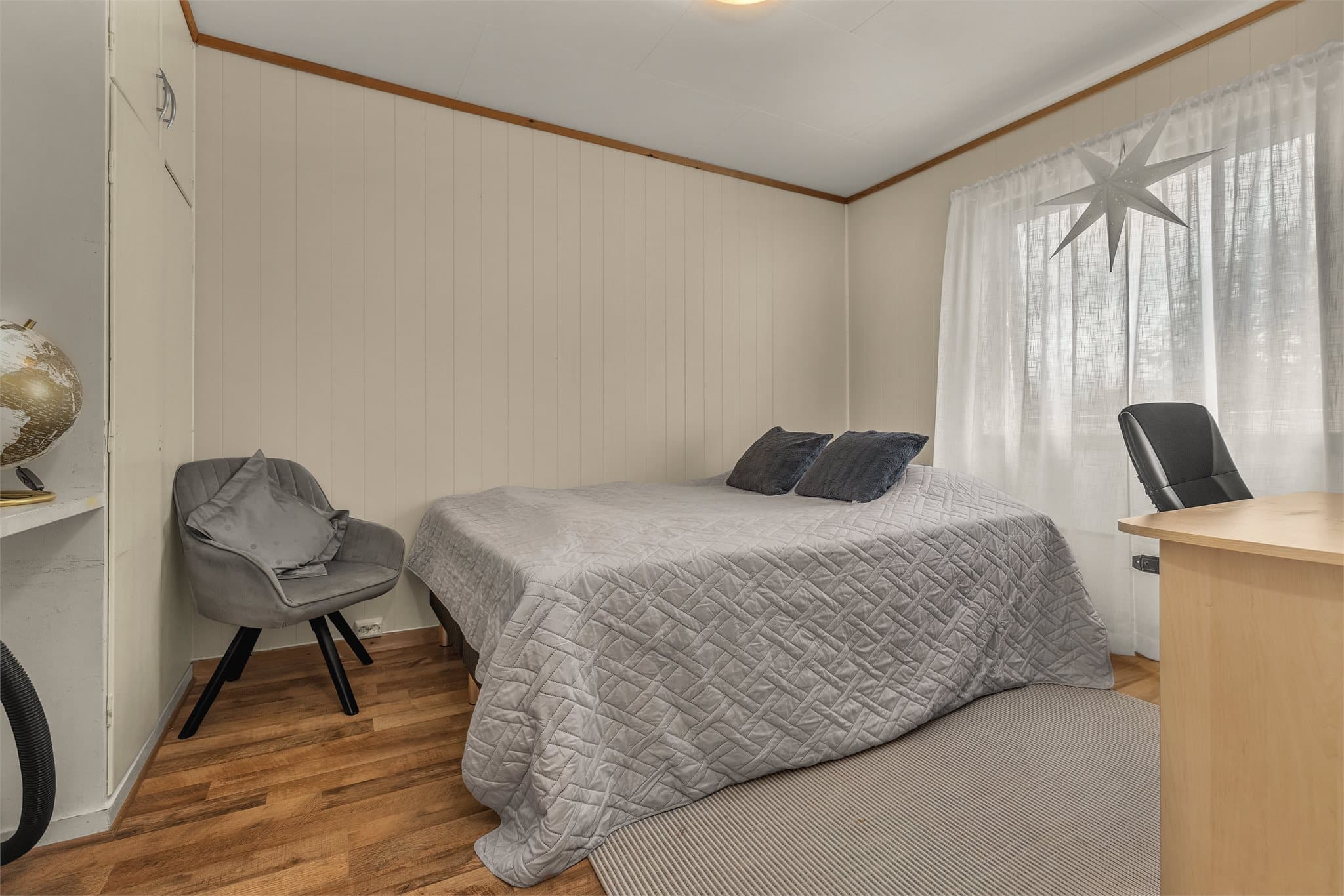 Hovedsoverommet i første etasje har plass til dobbeltseng og skrivebord.
