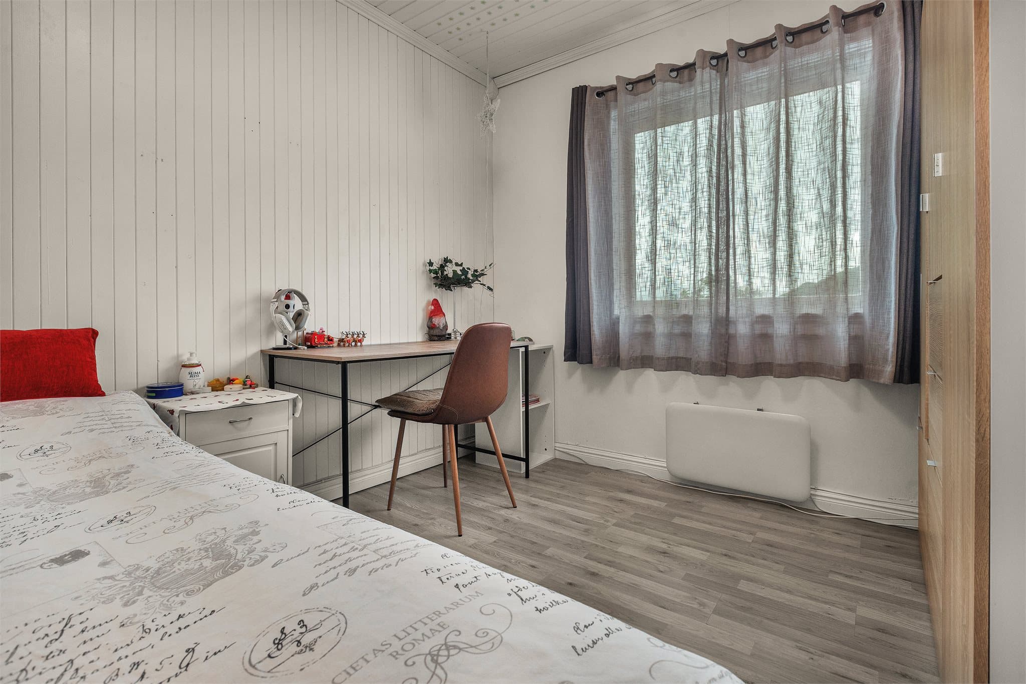 Rommet har også plass til skrivebord eller ekstra kommode.