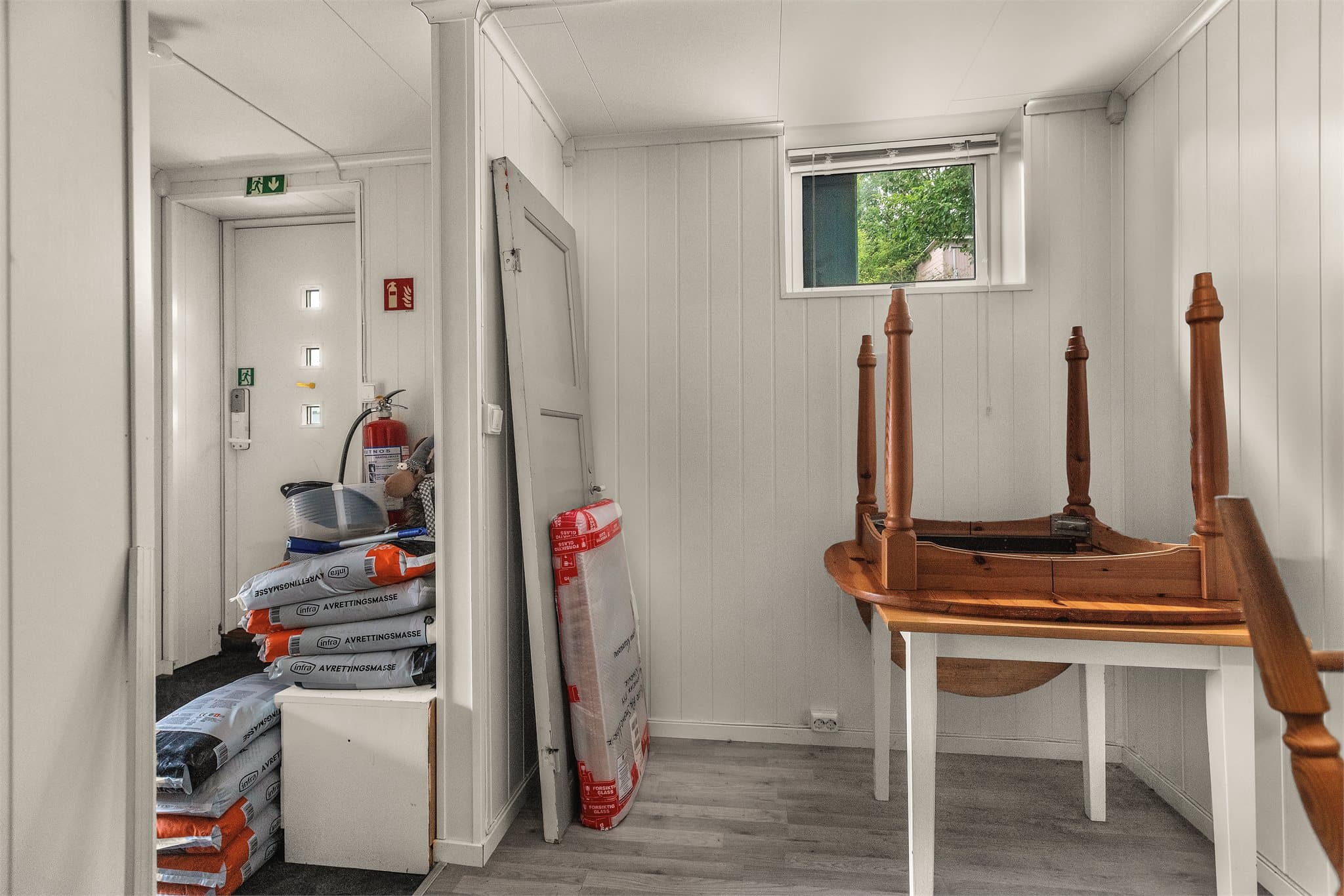 Areal klargjort med plater på vegg og egen utgangsdør til terreng.