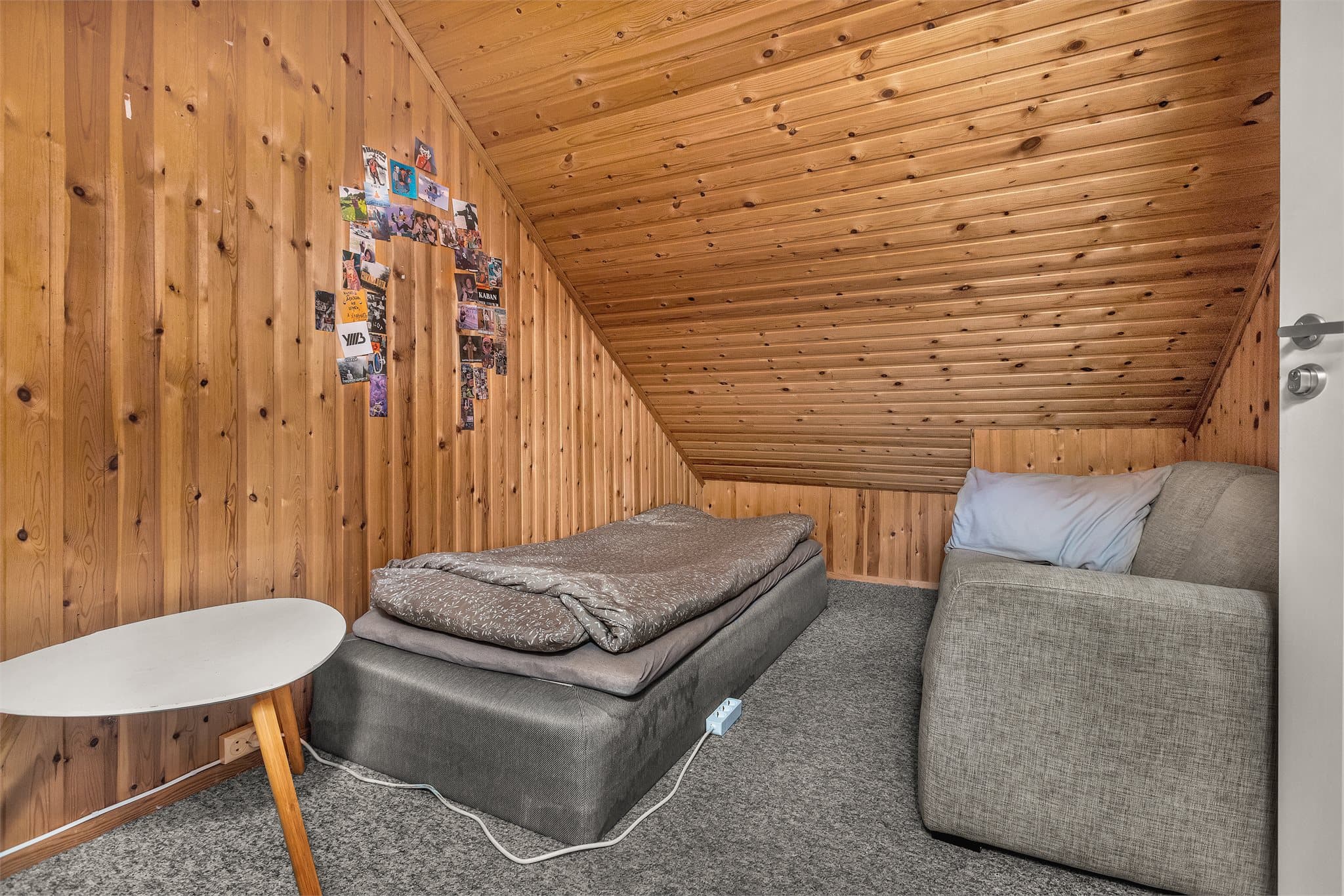 Skråhimling med panel og plass til sove- eller oppholdsdel.