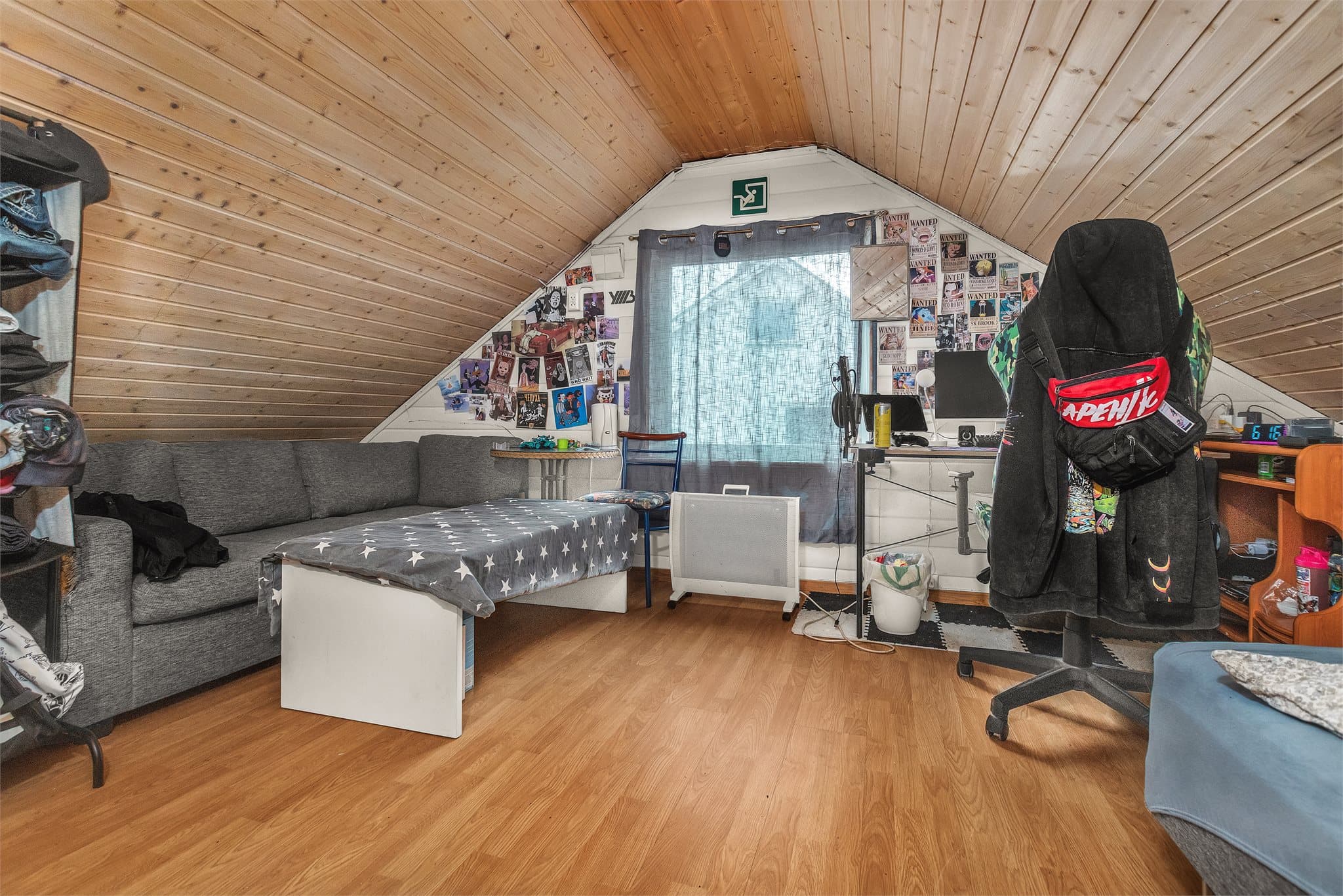 Lyst innredet loftsrom med god gulvplass og vindu i gavlvegg.
