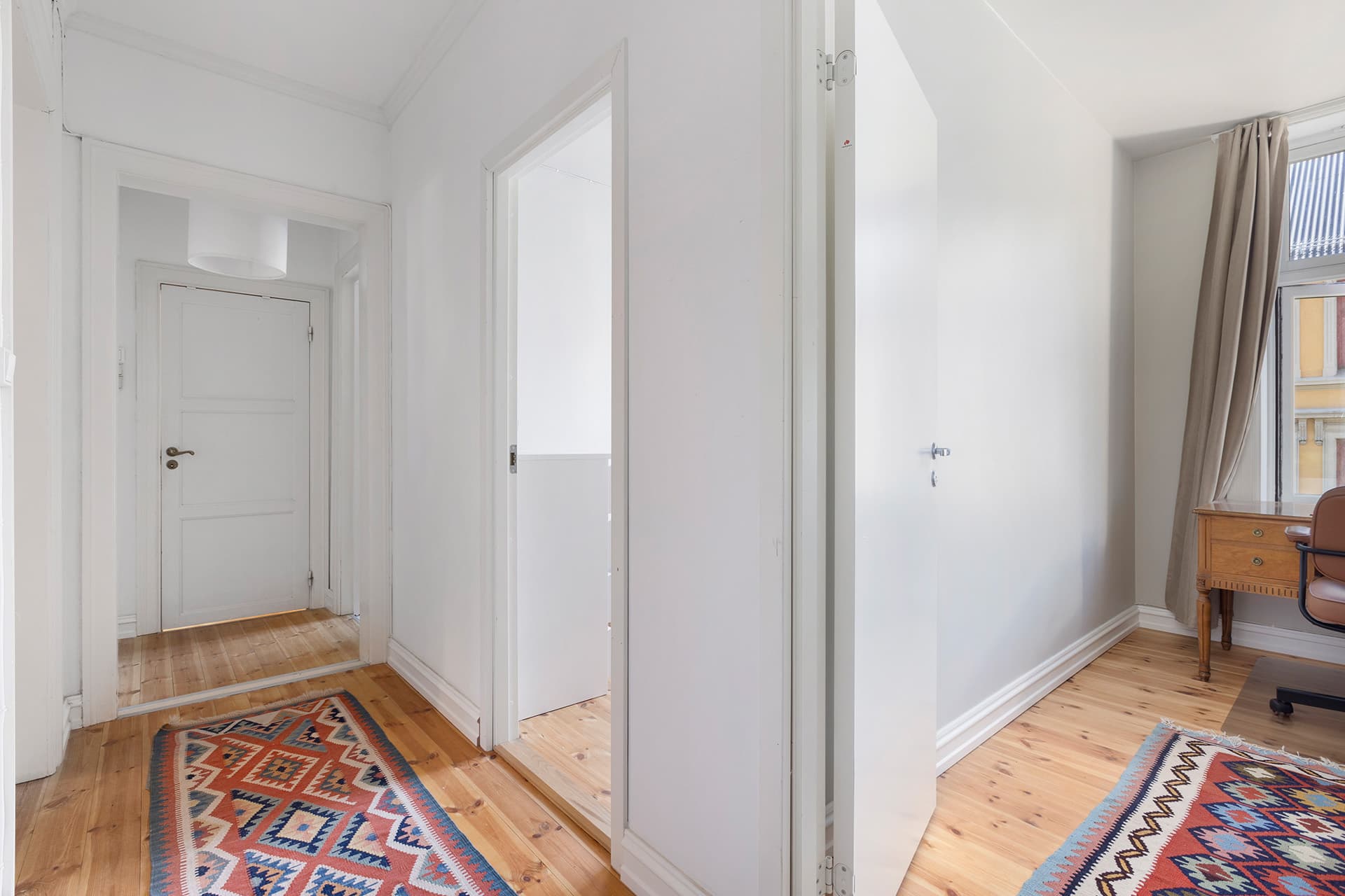 Plassrik gang som gir enkel adkomst til boligens øvrige rom.