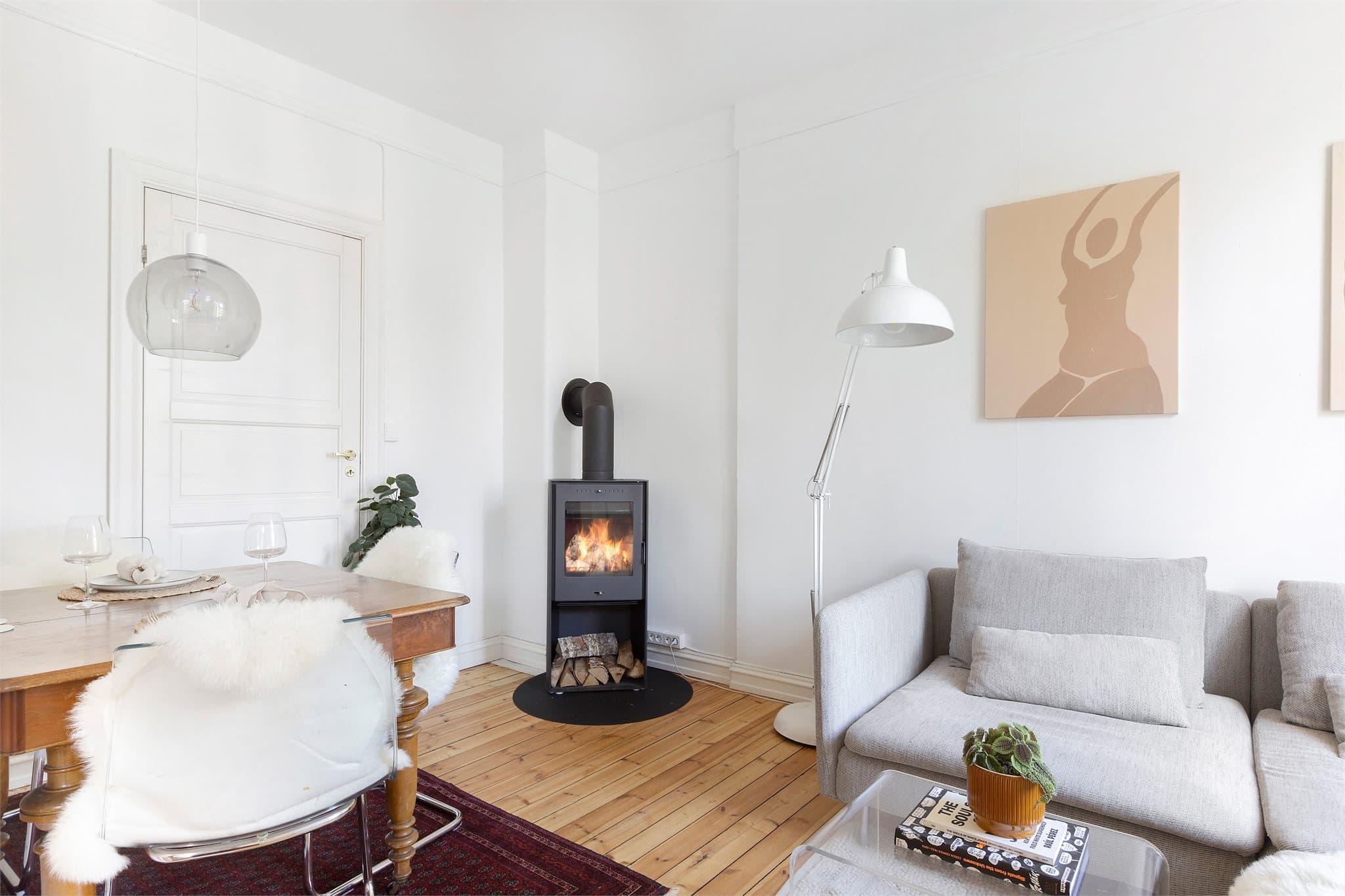 Dette er en pen og gjennomtenkt leilighet med tre soverom og luftig atmosfære, komfortabelt plassert i 3. etasje.