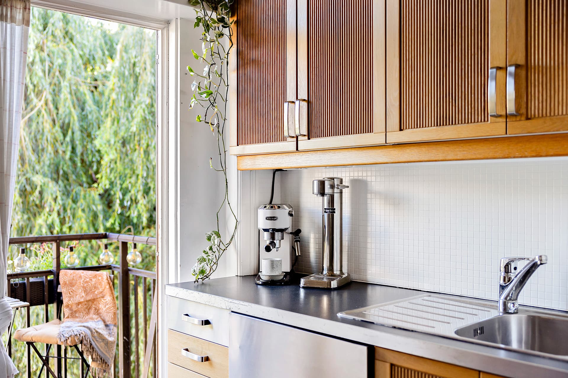 Praktisk kjøkken med opplegg for alle standard hvitevarer, som platetopp, stekeovn, oppvaskmaskin og kjøleskap.