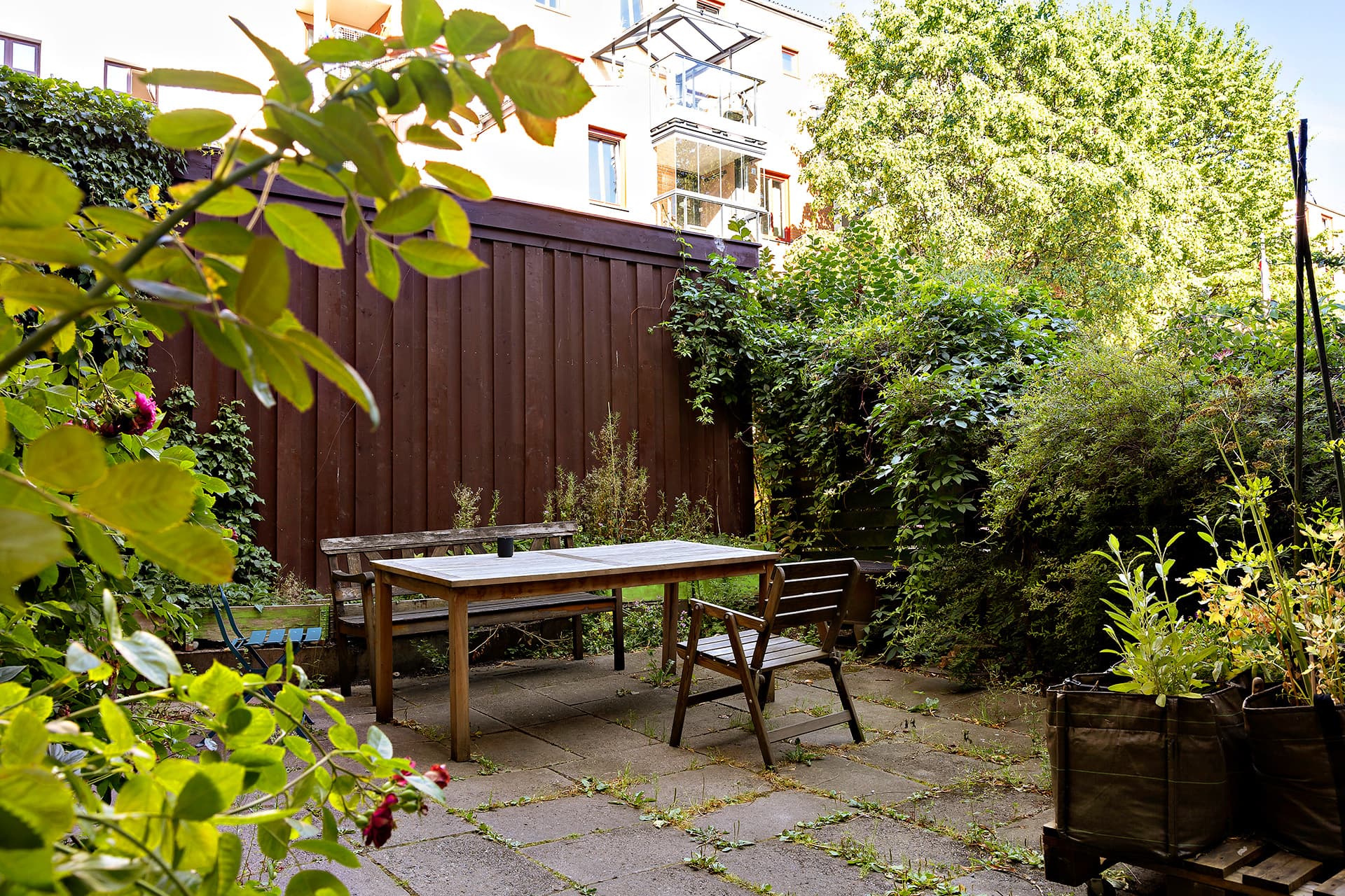 Rolig og trivelig bakgård som inviterer til både morgenkaffen og lange sommerkvelder.