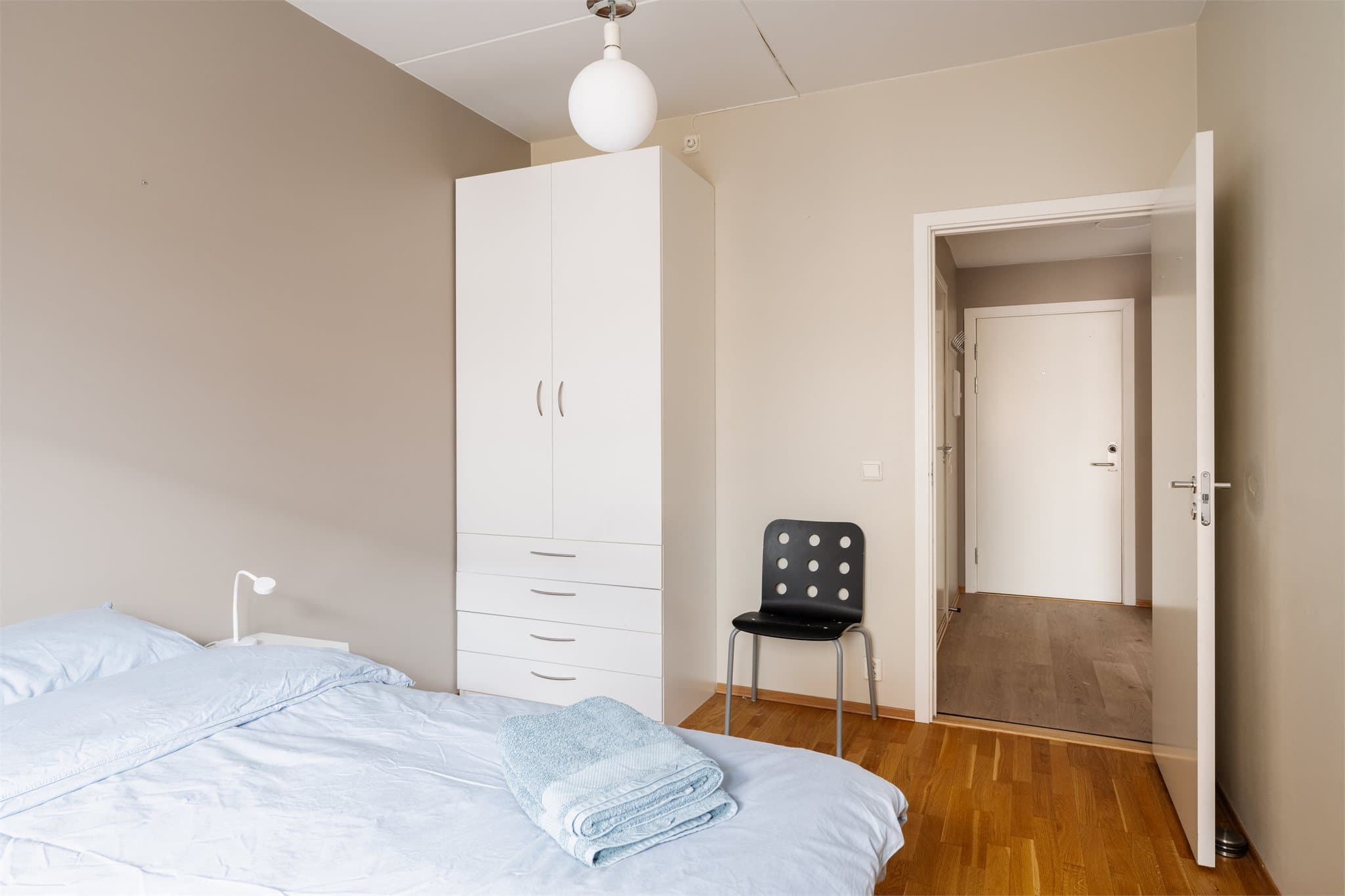 Romslig soverom med plass til dobbeltseng og garderobeskap.