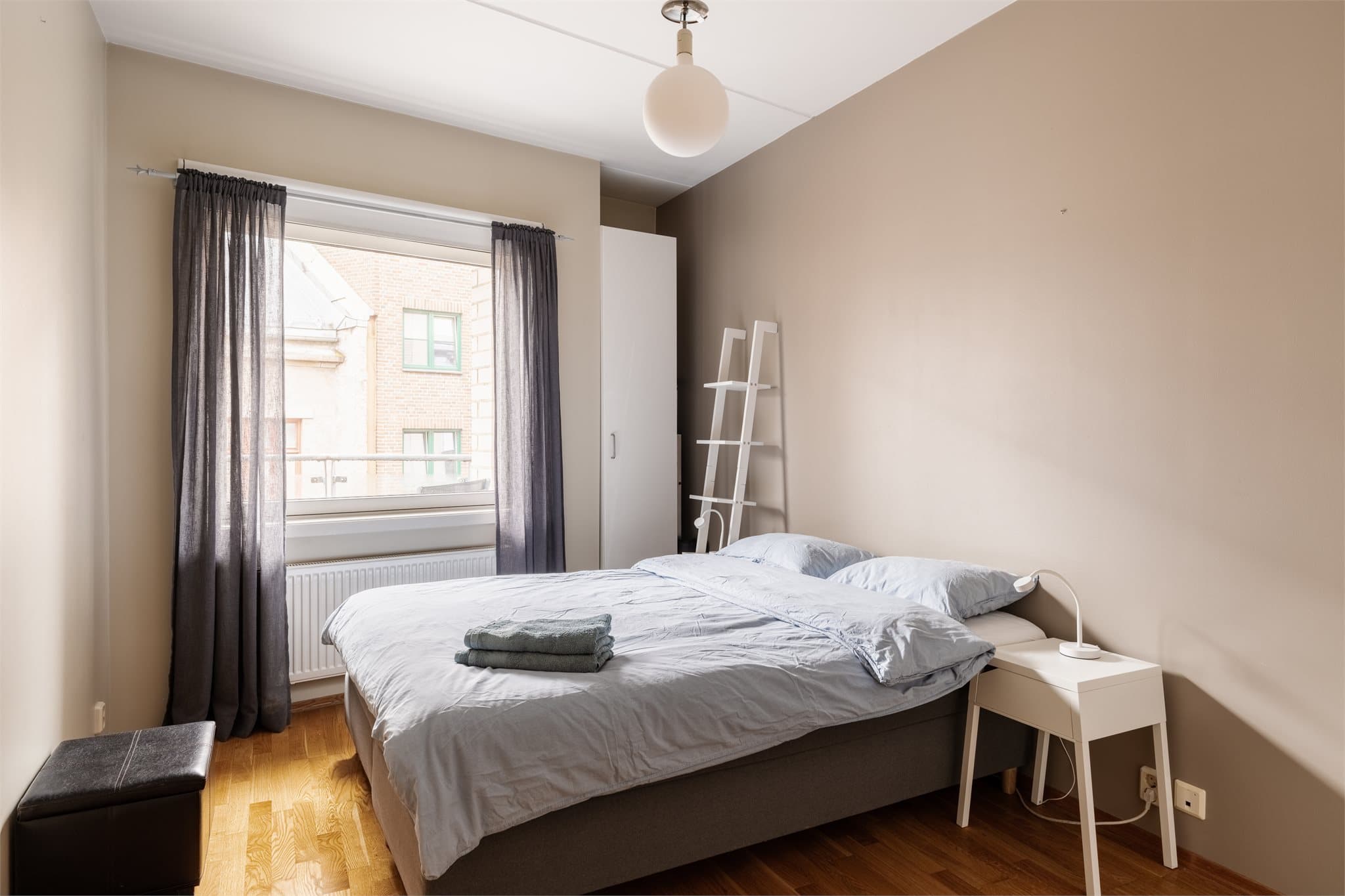Også soverommet har oppvarming via radiator tilknyttet fjernvarmenettet.