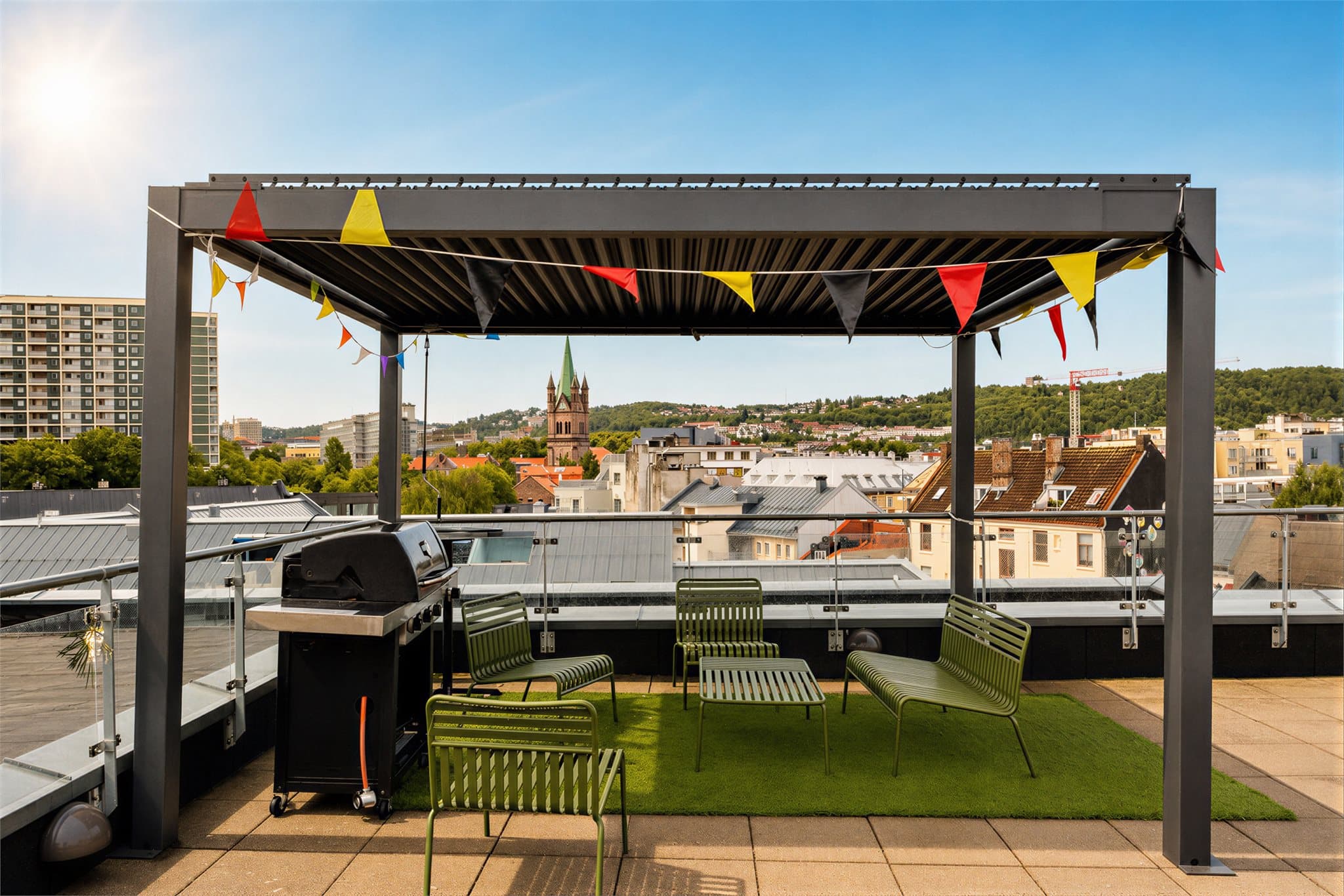 Sameiet har en stor, felles takterrasse i 7. etasje med fellesgrill. AI redigert vær