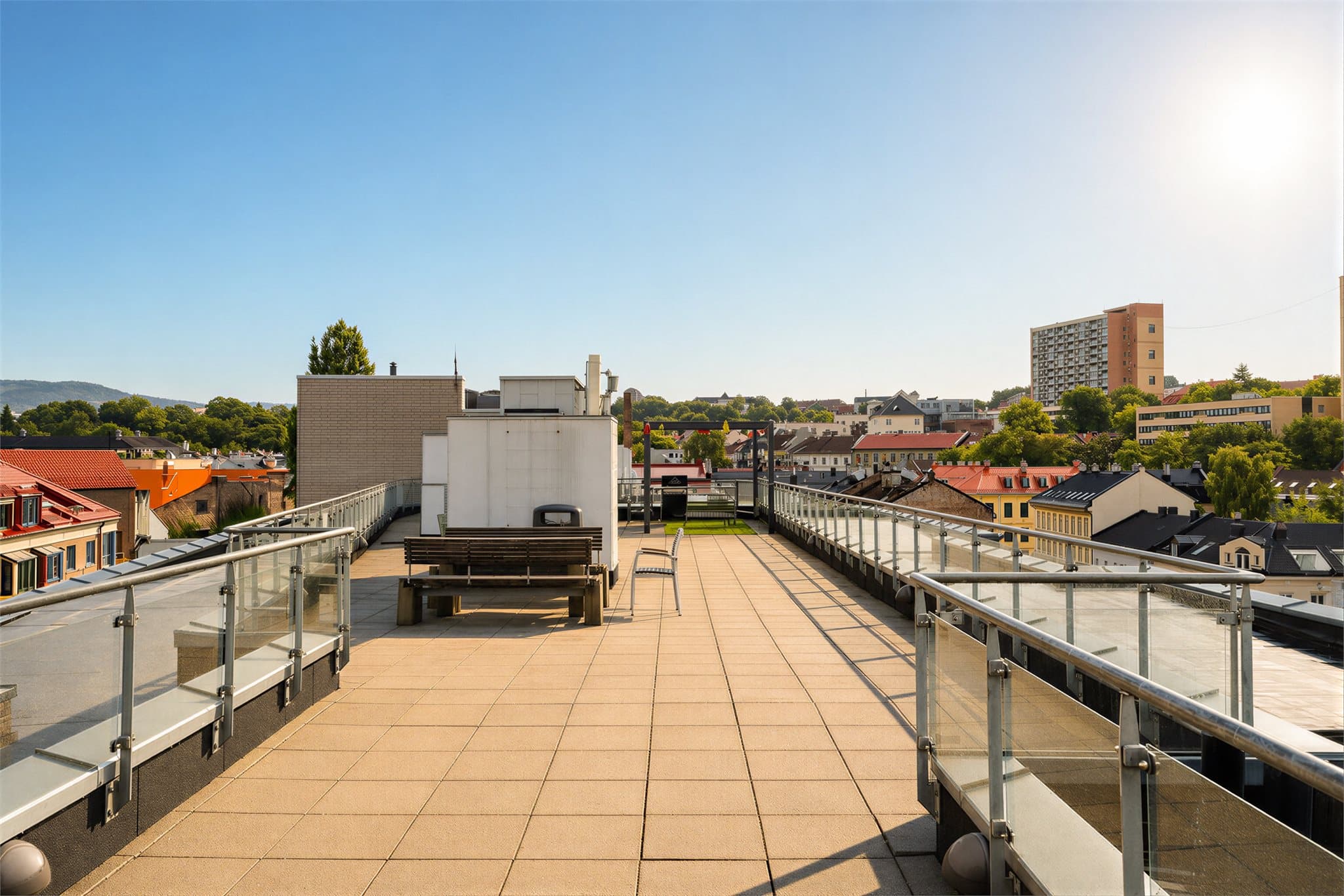 Fra takterrassen i 7. etasje er det vidstrakt utsikt og svært gode solforhold. AI redigert vær