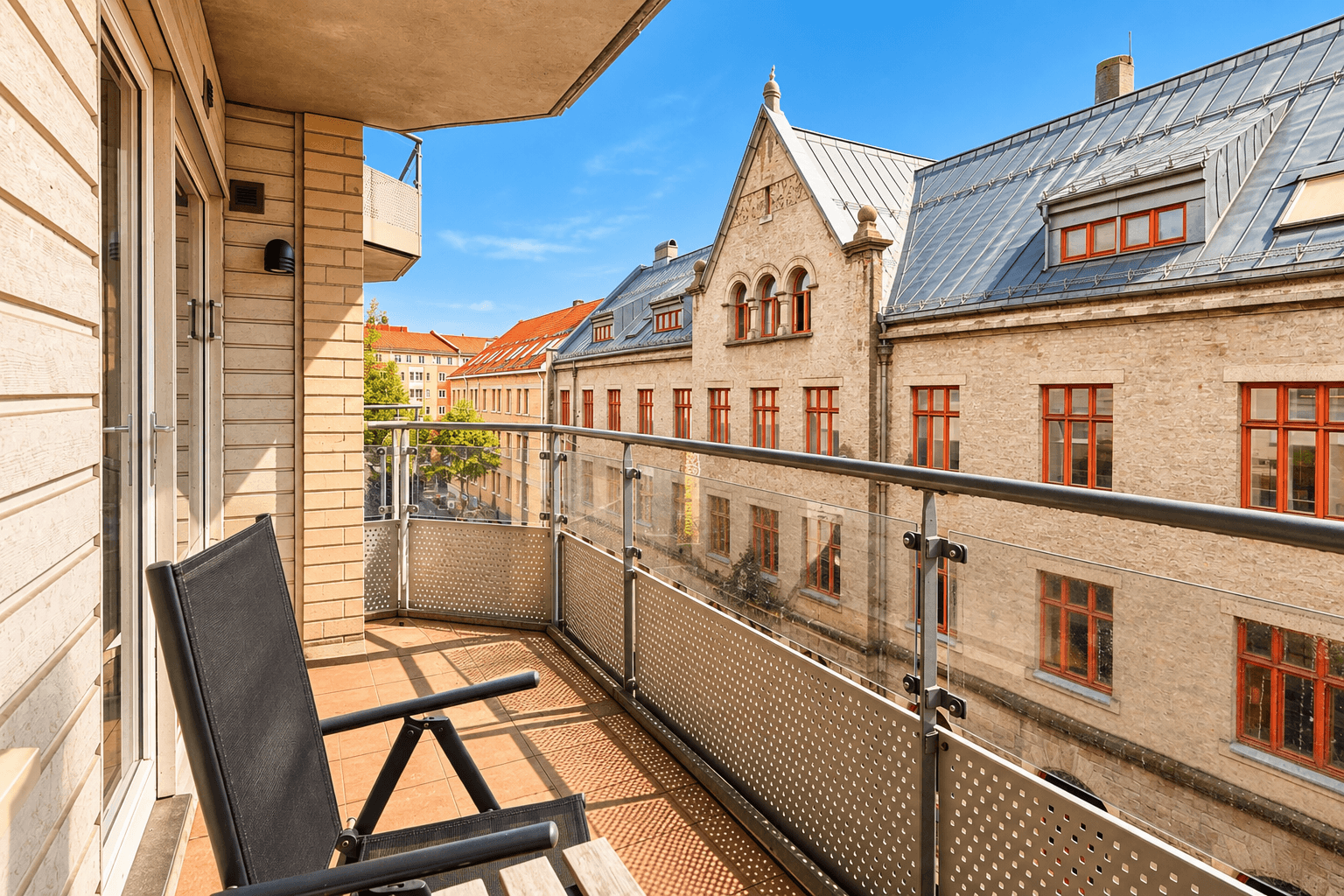Fra stuen er det direkte utgang til den private, vestvendte balkongen. AI redigert vær