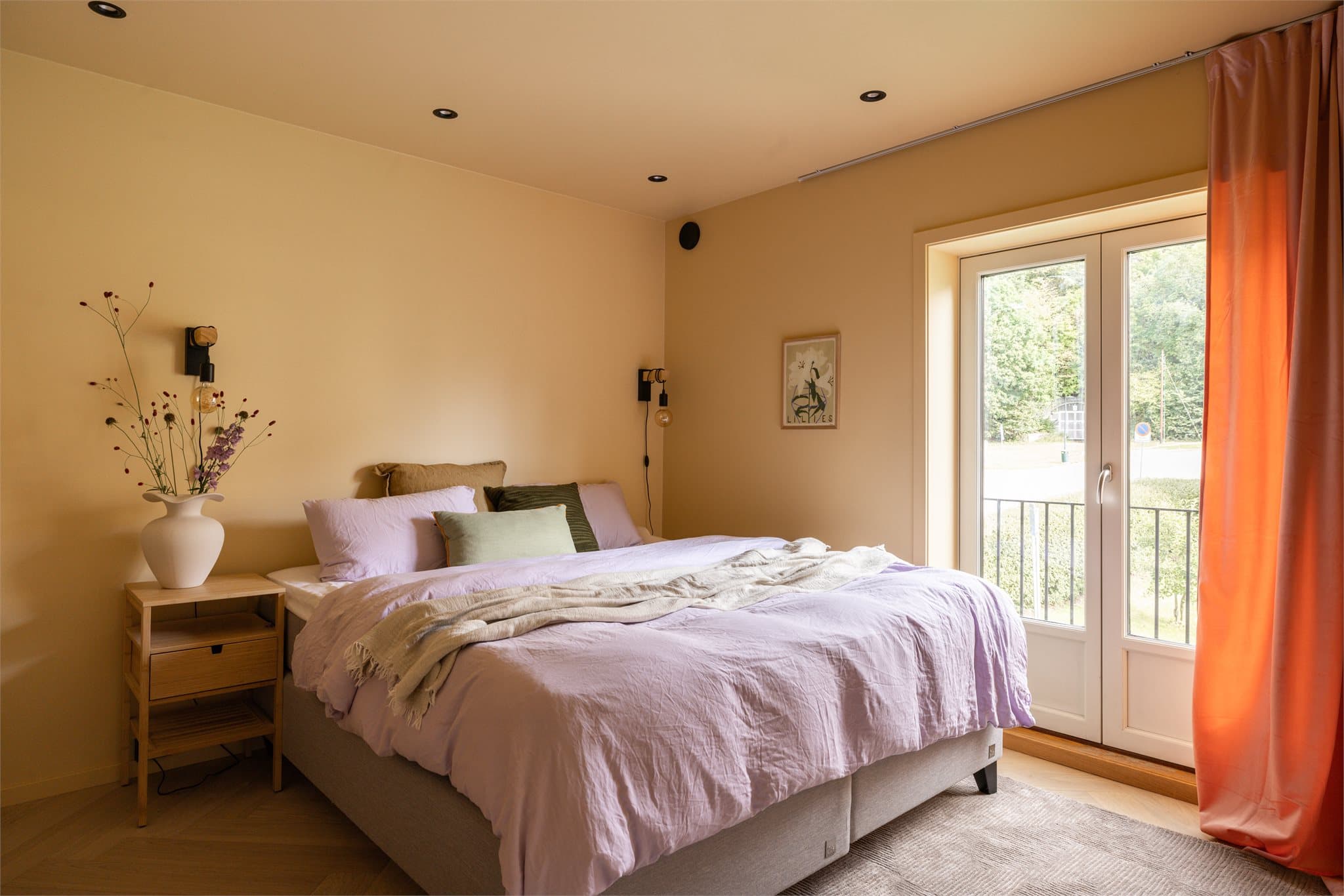 Et stort hovedsoverom med god og luftig atmosfære som vender ut mot stille parkområder.