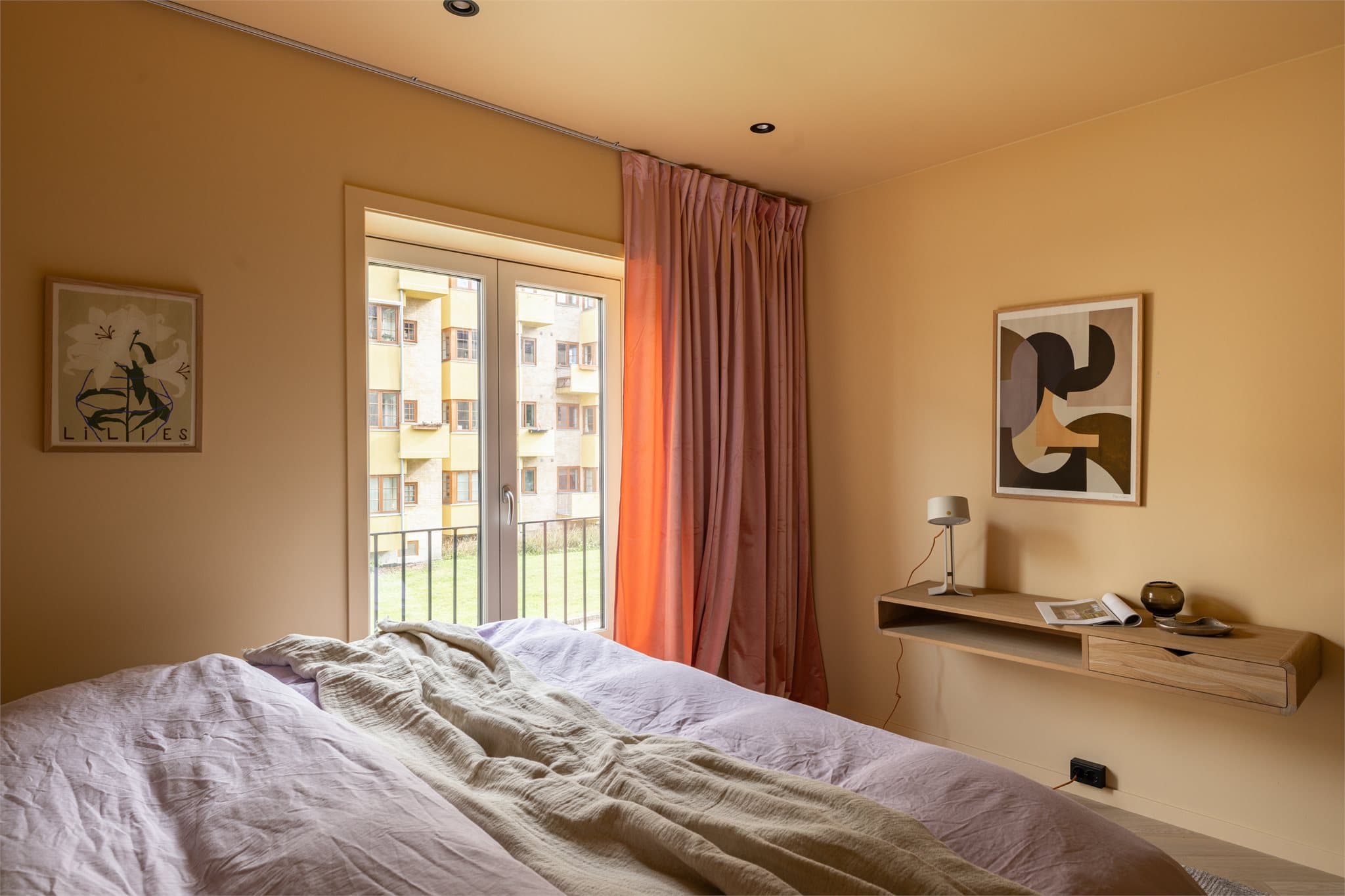 Soverommet har rikelig med ly, perfekt for dobbeltseng og ønsket innredning.