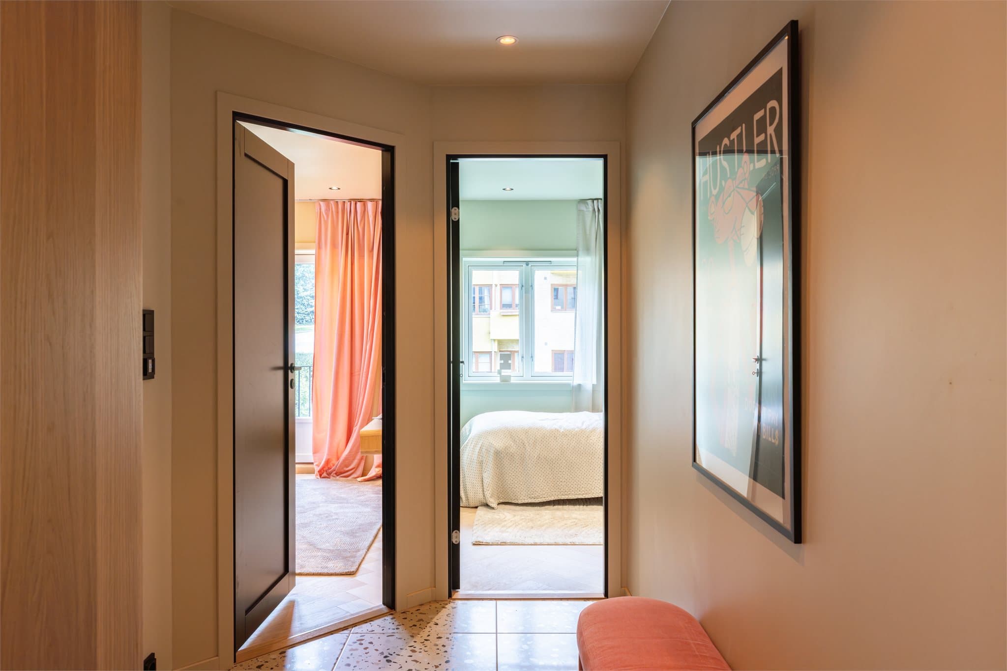 Gangen fungerer som et naturlig knutepunkt med dører til de andre rommene.