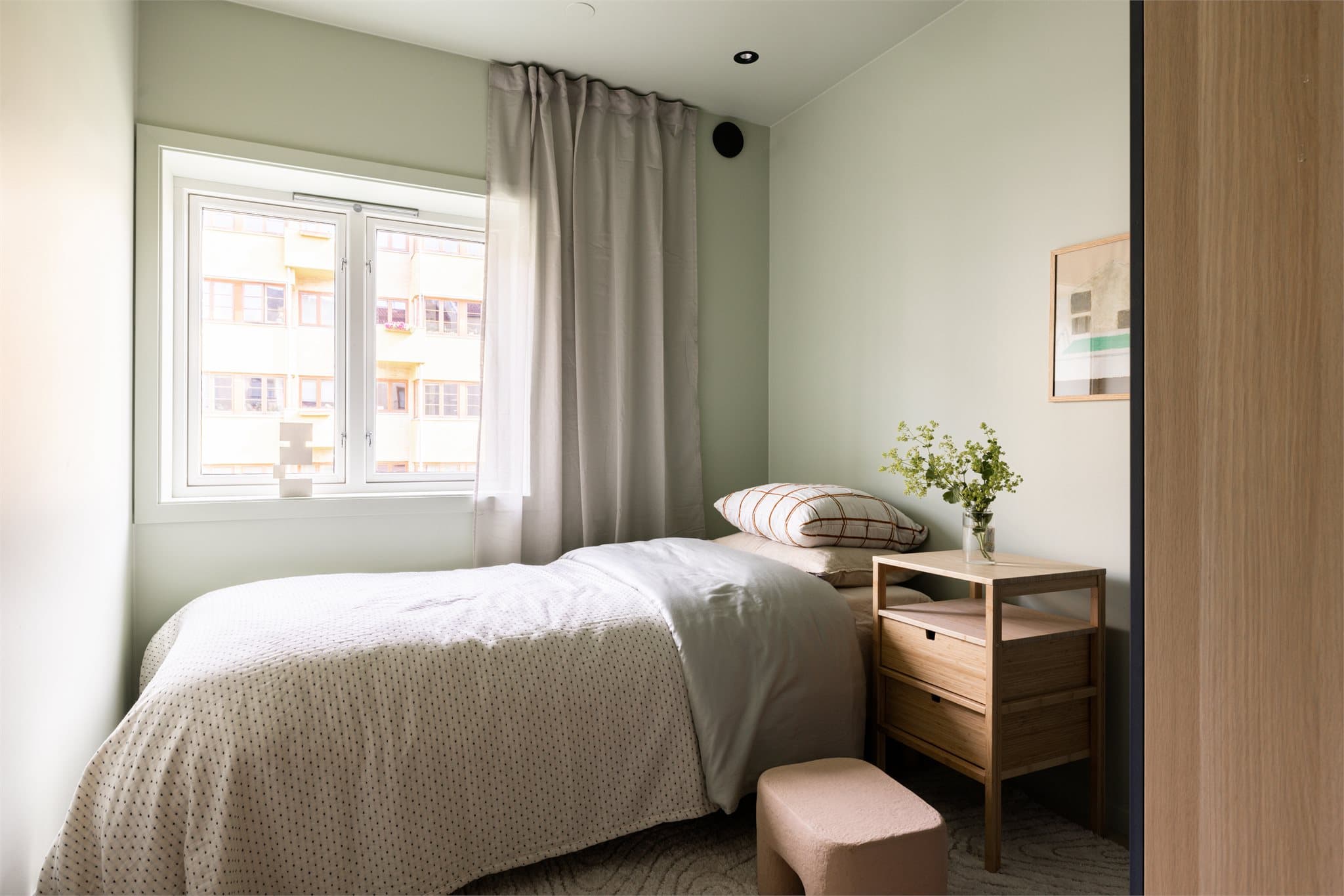 Det andre soverommet er også romslig med plass til seng, nattbord og øvrige møbler, malt i en varm og behagelig dunfarge som gir en koselig atmosfære.