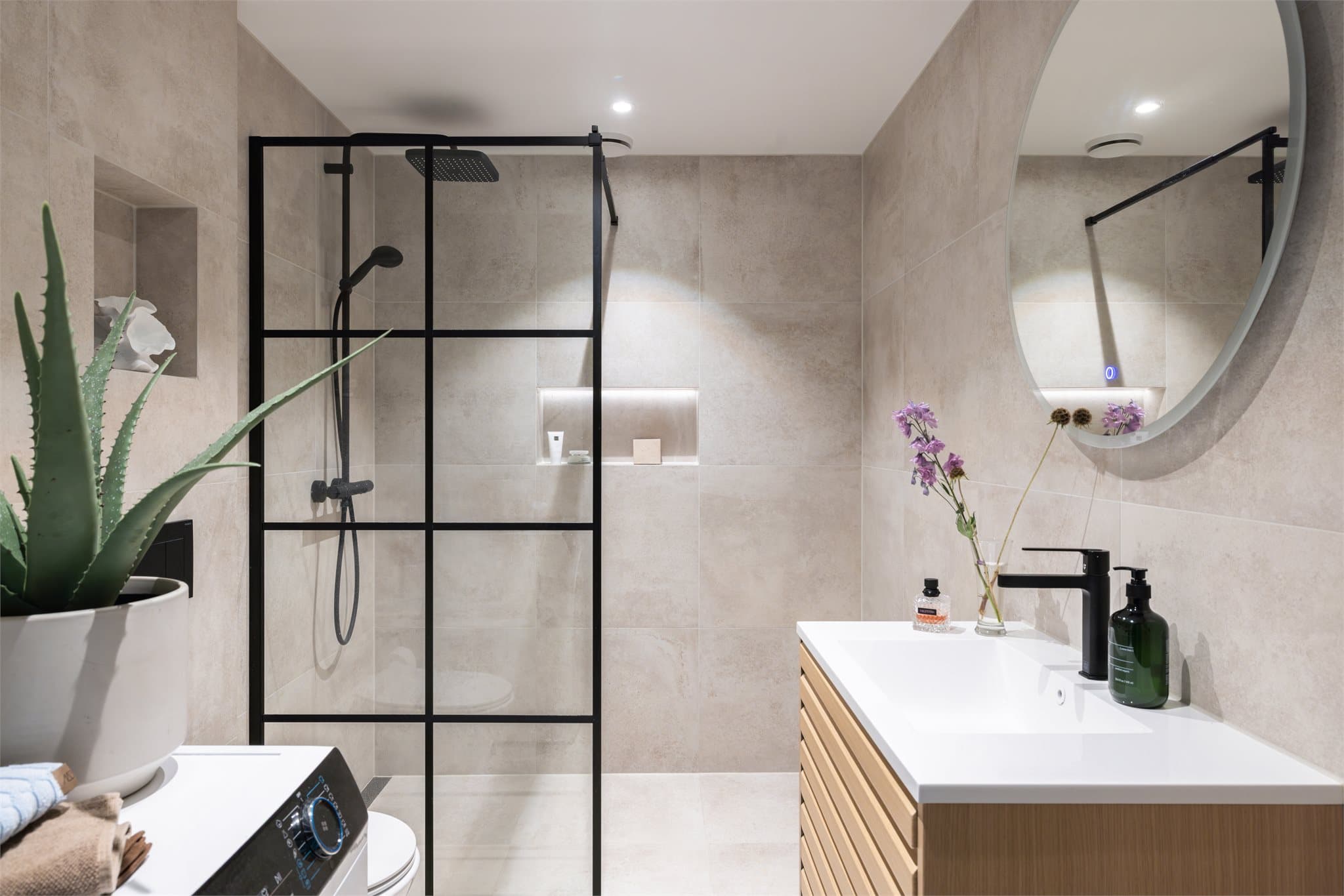 Rålekkert nyoppusset baderom med en romfølelse som overgår det vanlige i området.