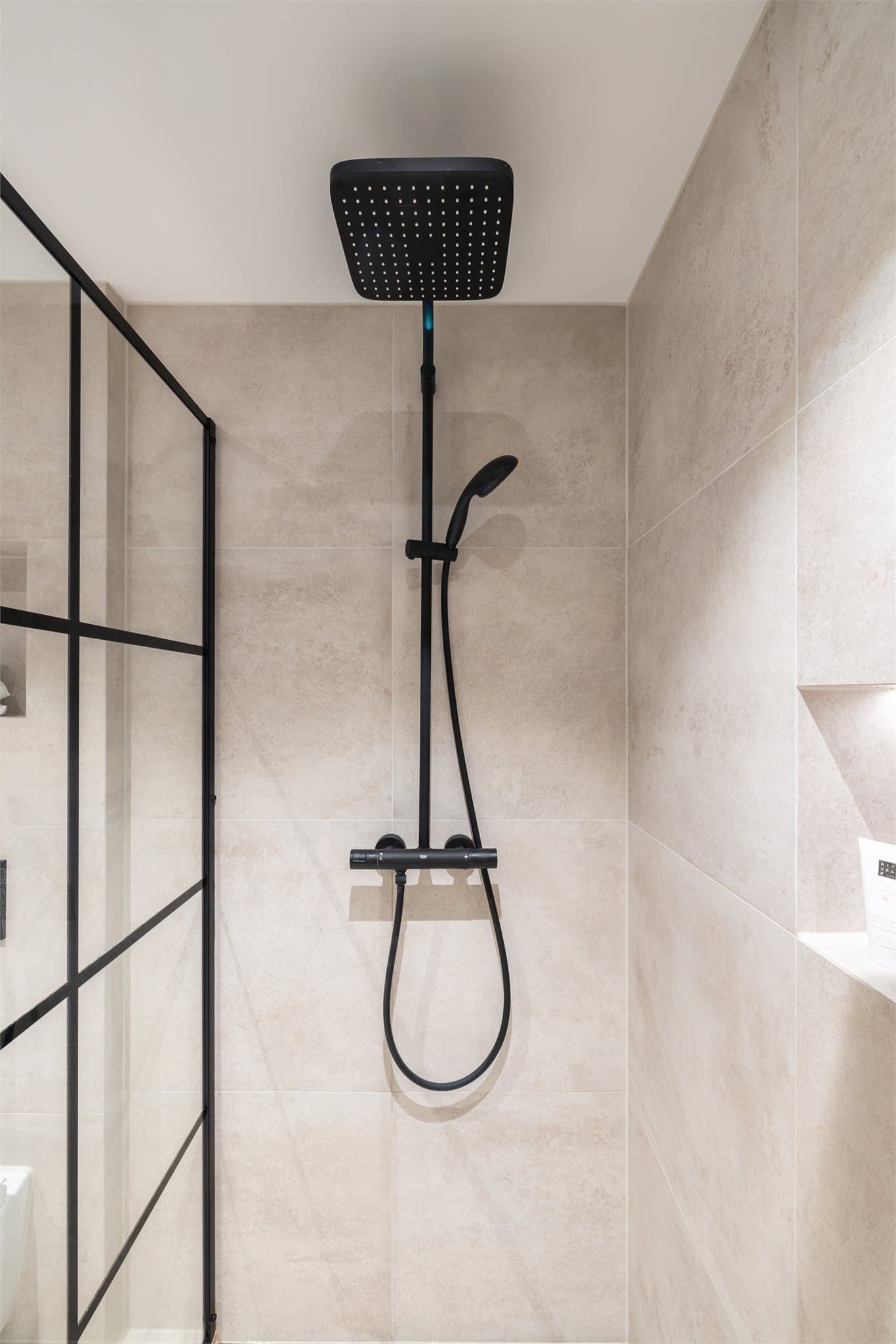 En gjennomtenkt detalj er den integrerte nisjen med belysning i dusjsonen.