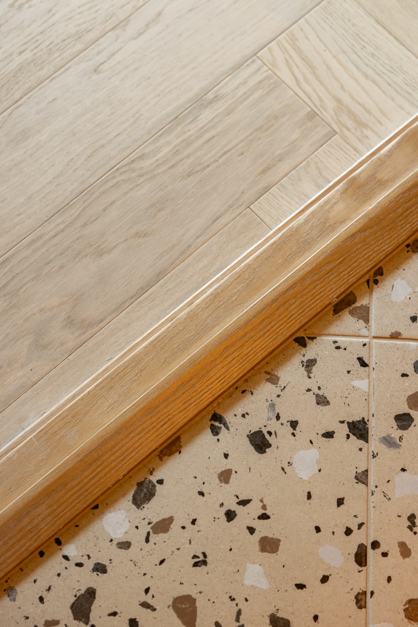 Flisene i gangen gir et stilfullt preg, og overgangen til resten av rommene skaper en flott balanse mellom klassisk og moderne uttrykk.