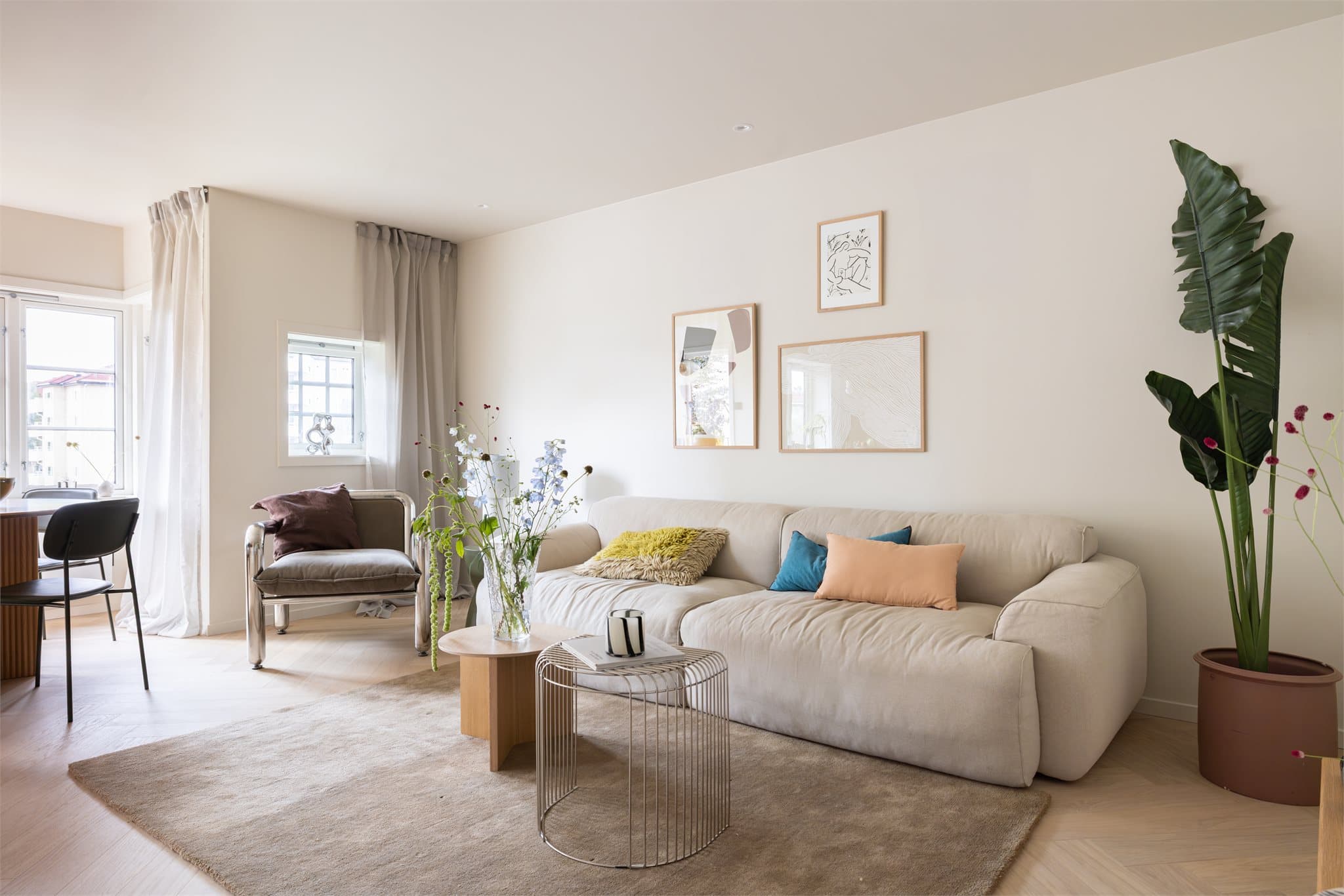 En romslig stue med god plass til sofa og tilhørende "godstoler".