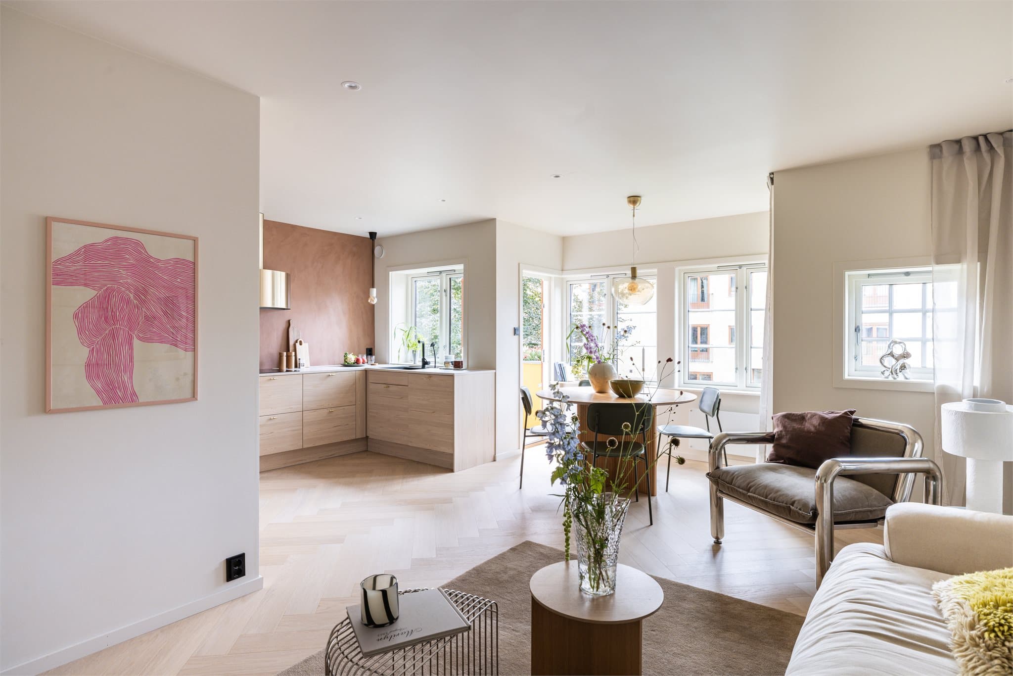 Dette er en rålekker og påkostet 3-roms med fiskebeinsgulv, solrik balkong og en utrolig god planløsning!