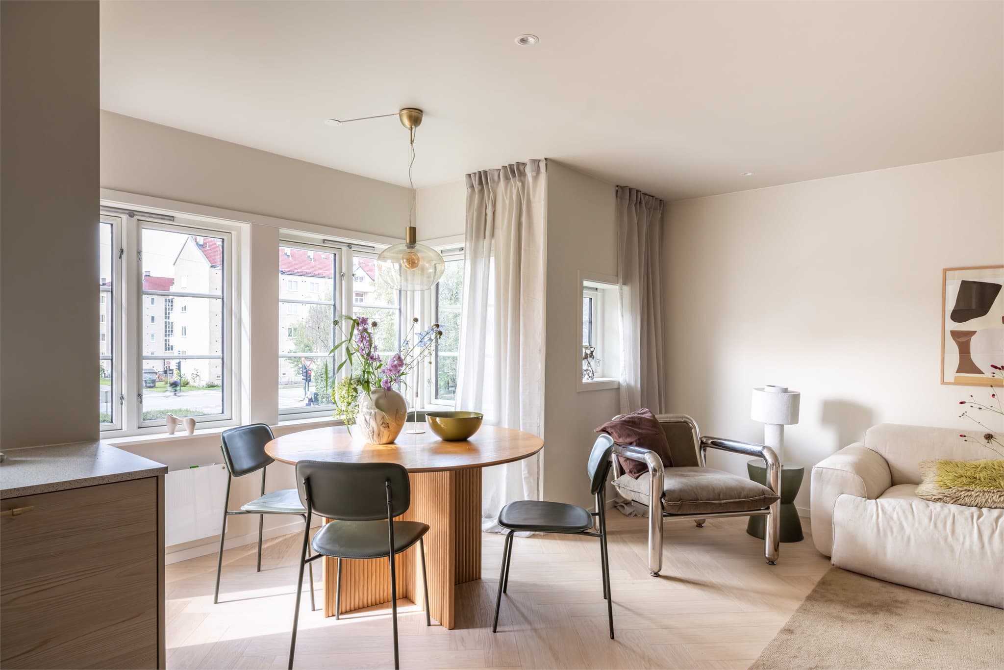 God plass til spisebord i et utrolig hyggelig karnapp, hvor du har plass til å samle familie og venner til hyggelige stunder.