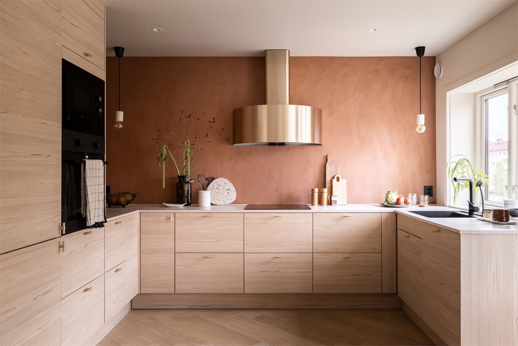 Rålekkert, lyst og moderne kjøkken fra Norema, praktisk tilpasset hverdagsbruk.