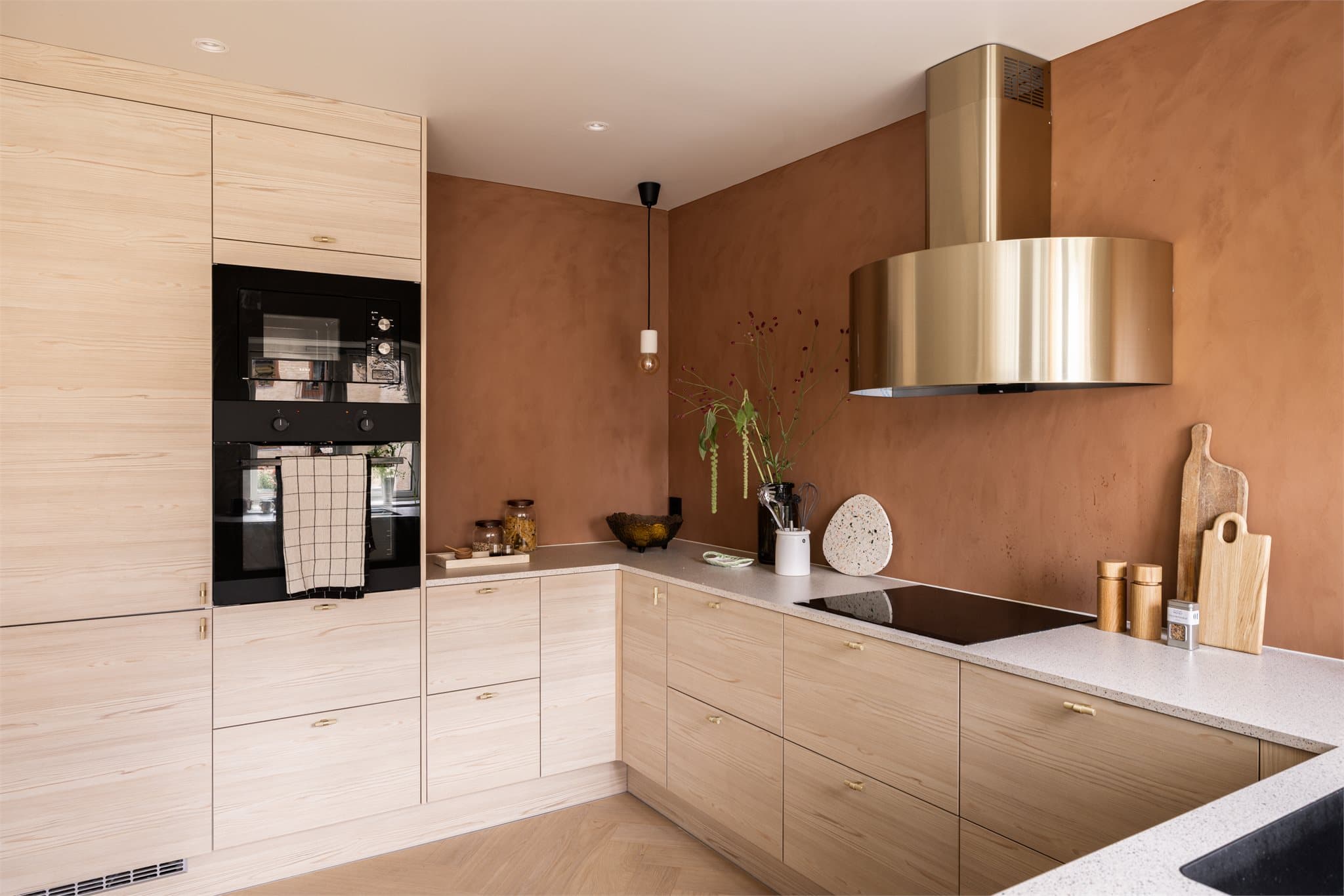 Kjøkkenet er utstyrt med induksjonstopp, integrert stekeovn og mikrobølgeovn i høyskap, samt innebygd kjøl/frys og oppvaskmaskin.