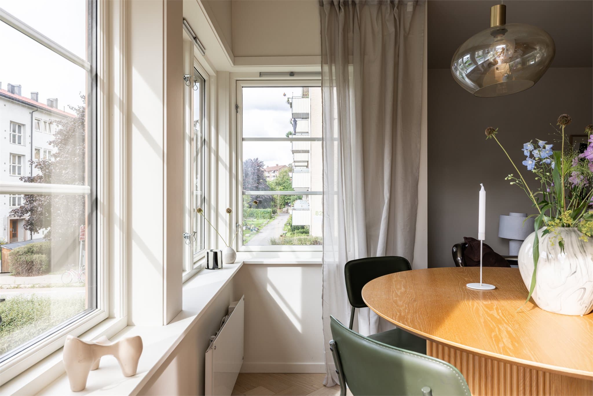 Plasseringen av spiseplassen er naturlig og gjør at den føles integrert, samtidig som stuen beholder sitt romslige preg.