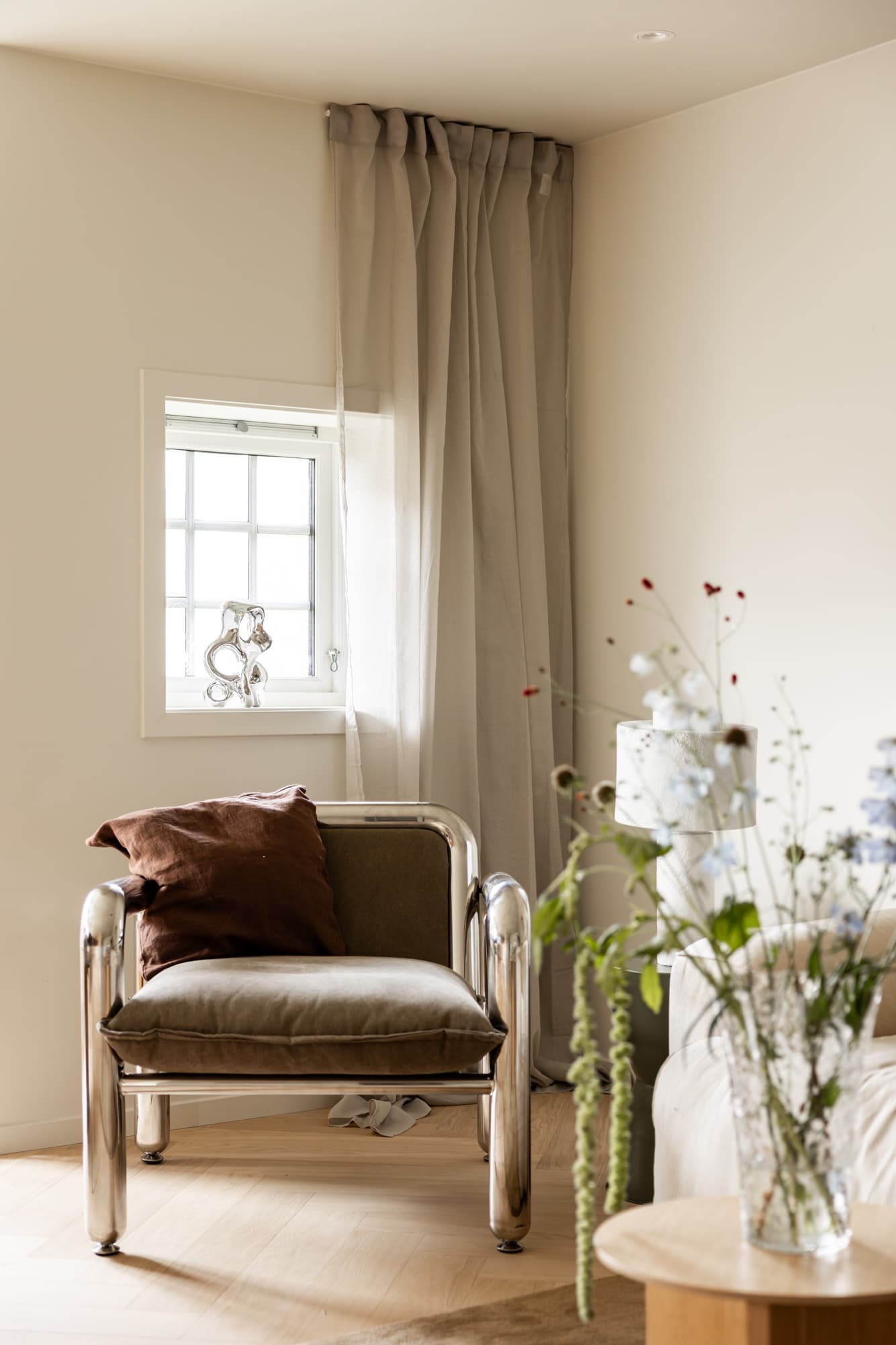 Her har du alt du trenger i umiddelbar nærhet som dagligvarebutikker, hyggelige spisesteder, kafeer, barer og et bredt kollektivtilbud med både buss, trikk og t-bane.