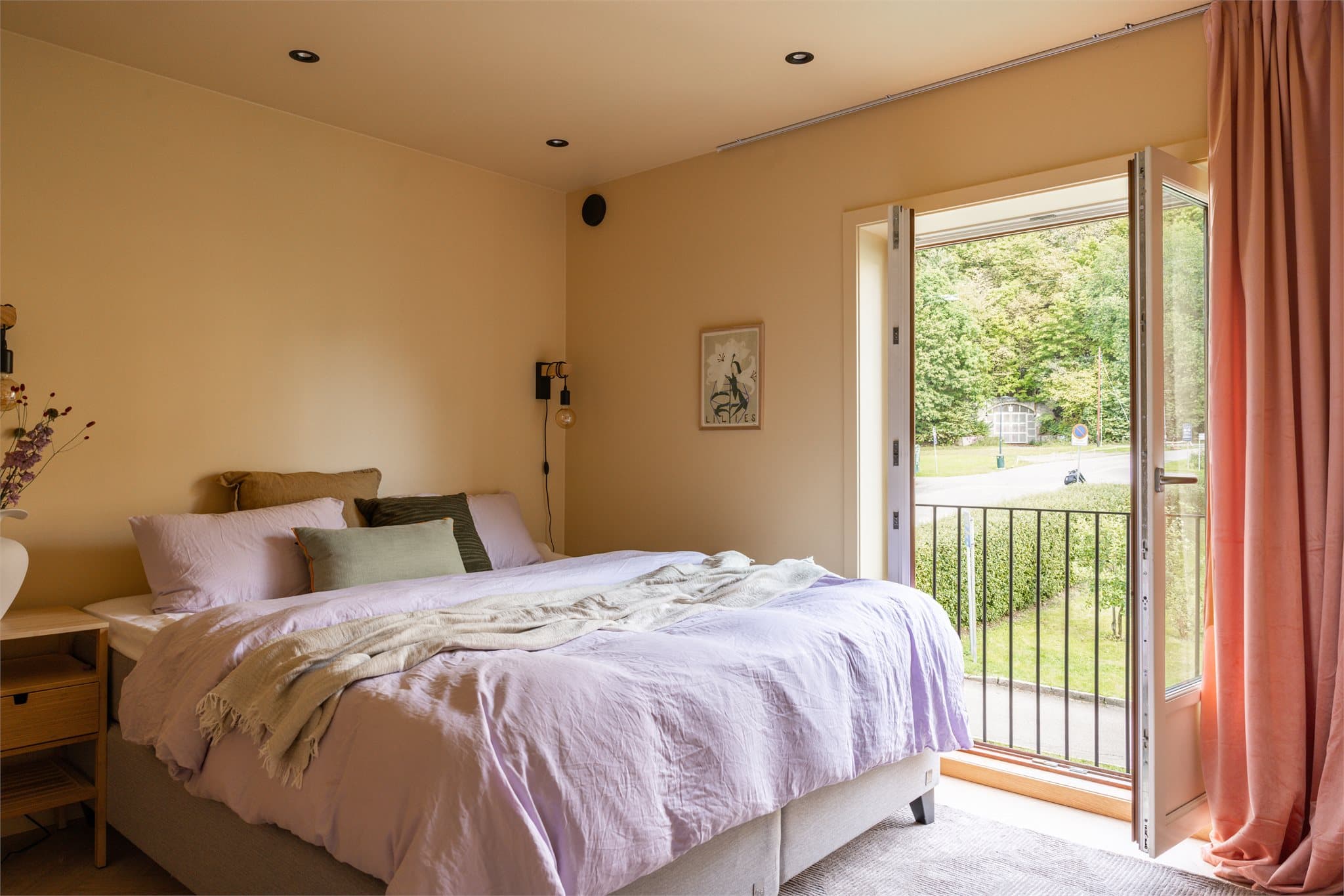 Hovedsoverommet tilbyr rikelig plass og en behagelig romfølelse.