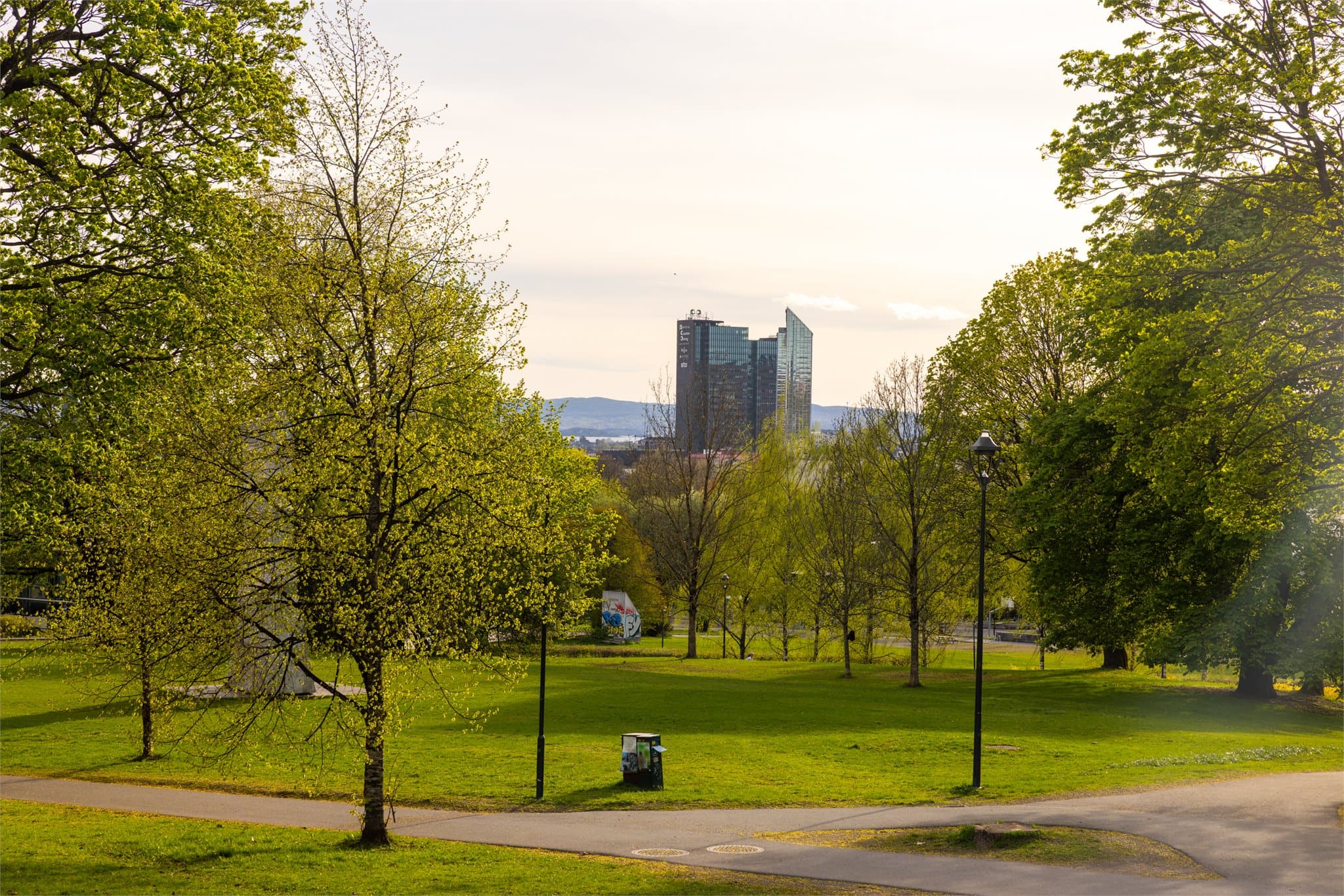 Leiligheten har Tøyenparken som nærmeste nabo, med stier og rekreasjonsområder tilgjengelig året rundt.