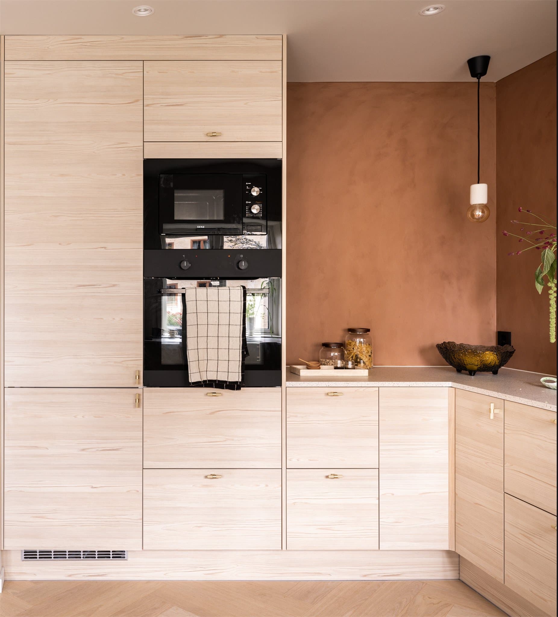 Det byr på rikelig med oppbevaringsplass i skuffer og skap, samt gode arbeidsflater som gjør matlagingen både enkel og behagelig.