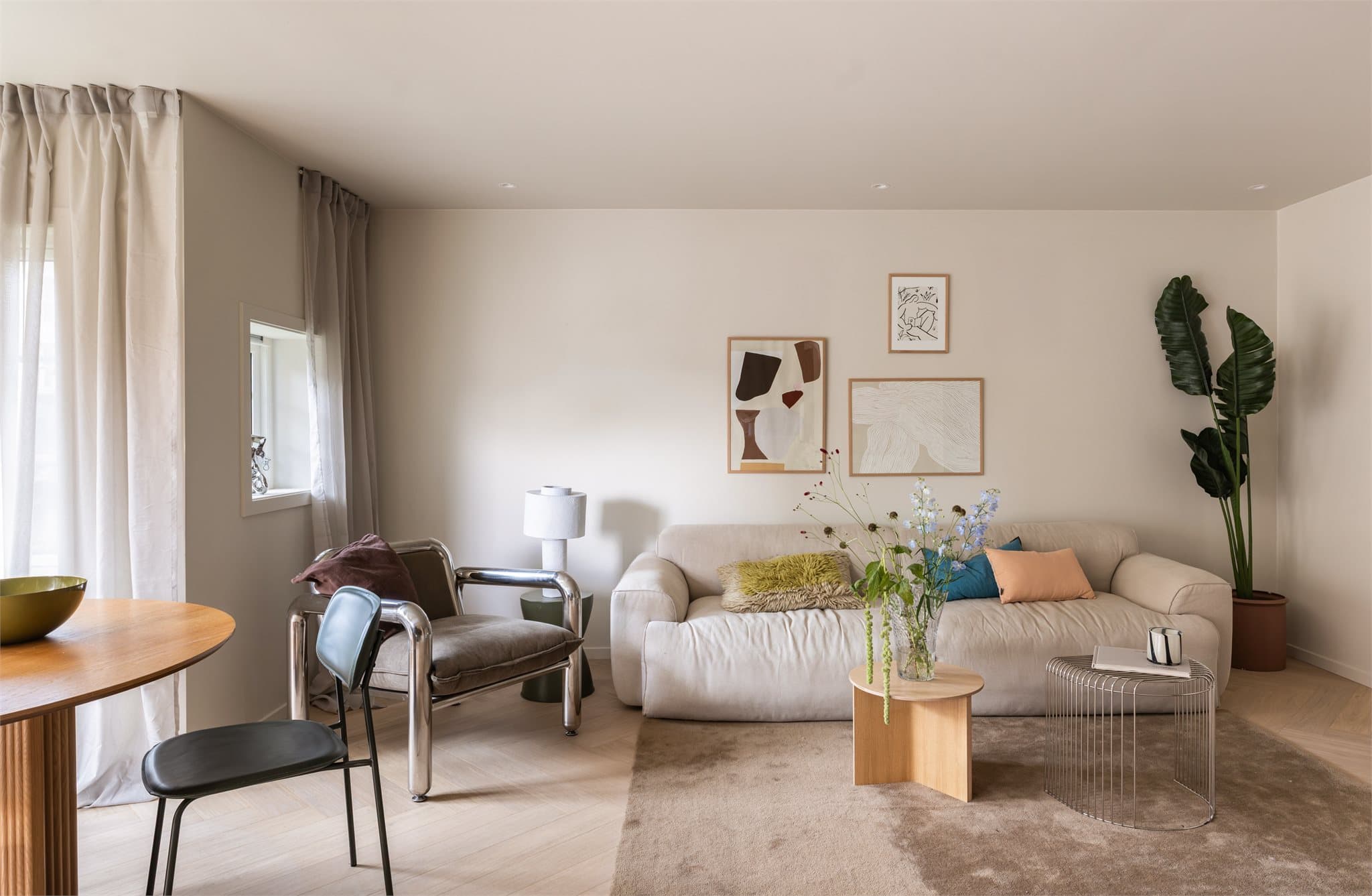 Lekker fiskebensparkett som gir leiligheten et eksklusivt preg.