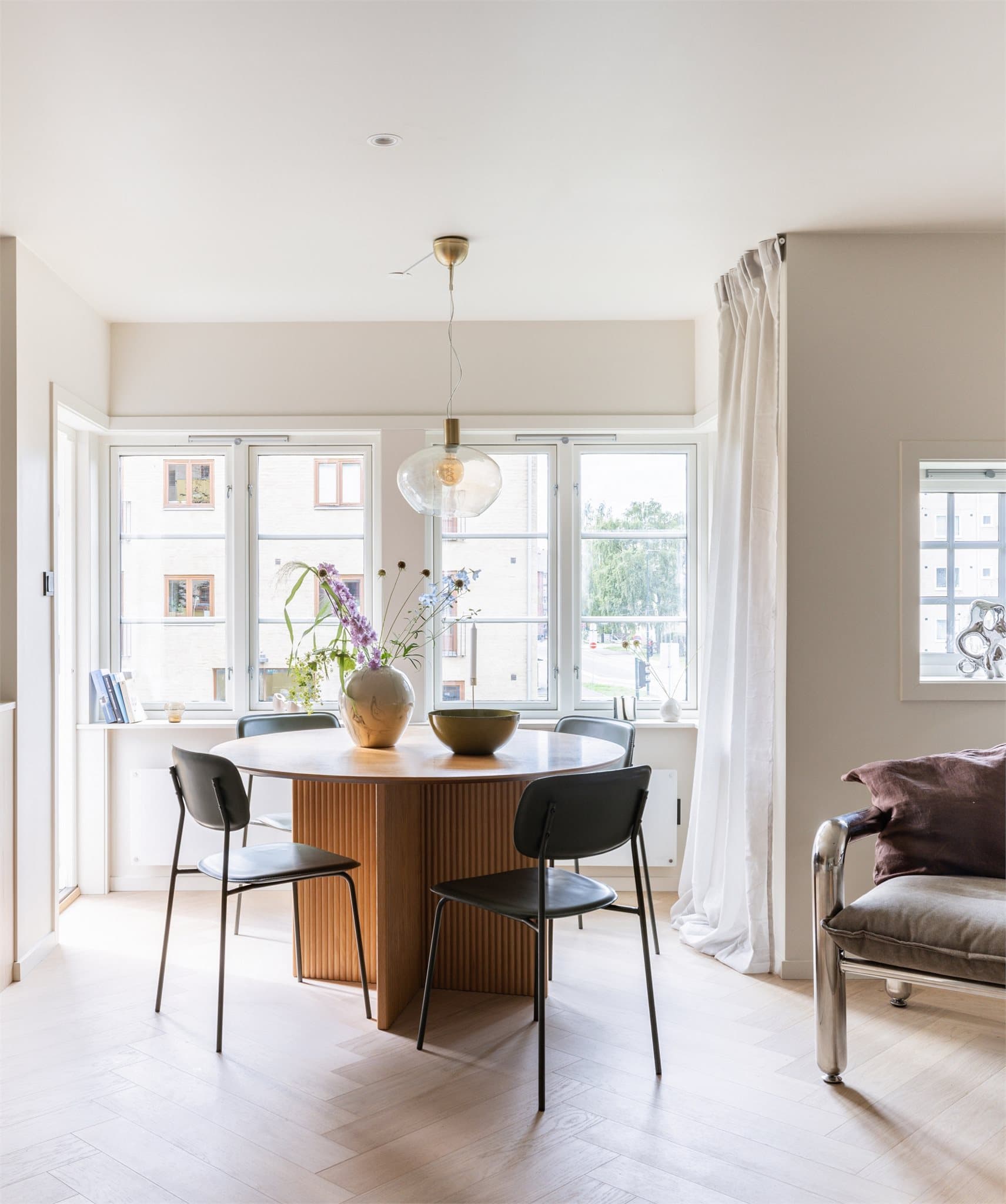 Boligen får masse lys fra store vindusflater.