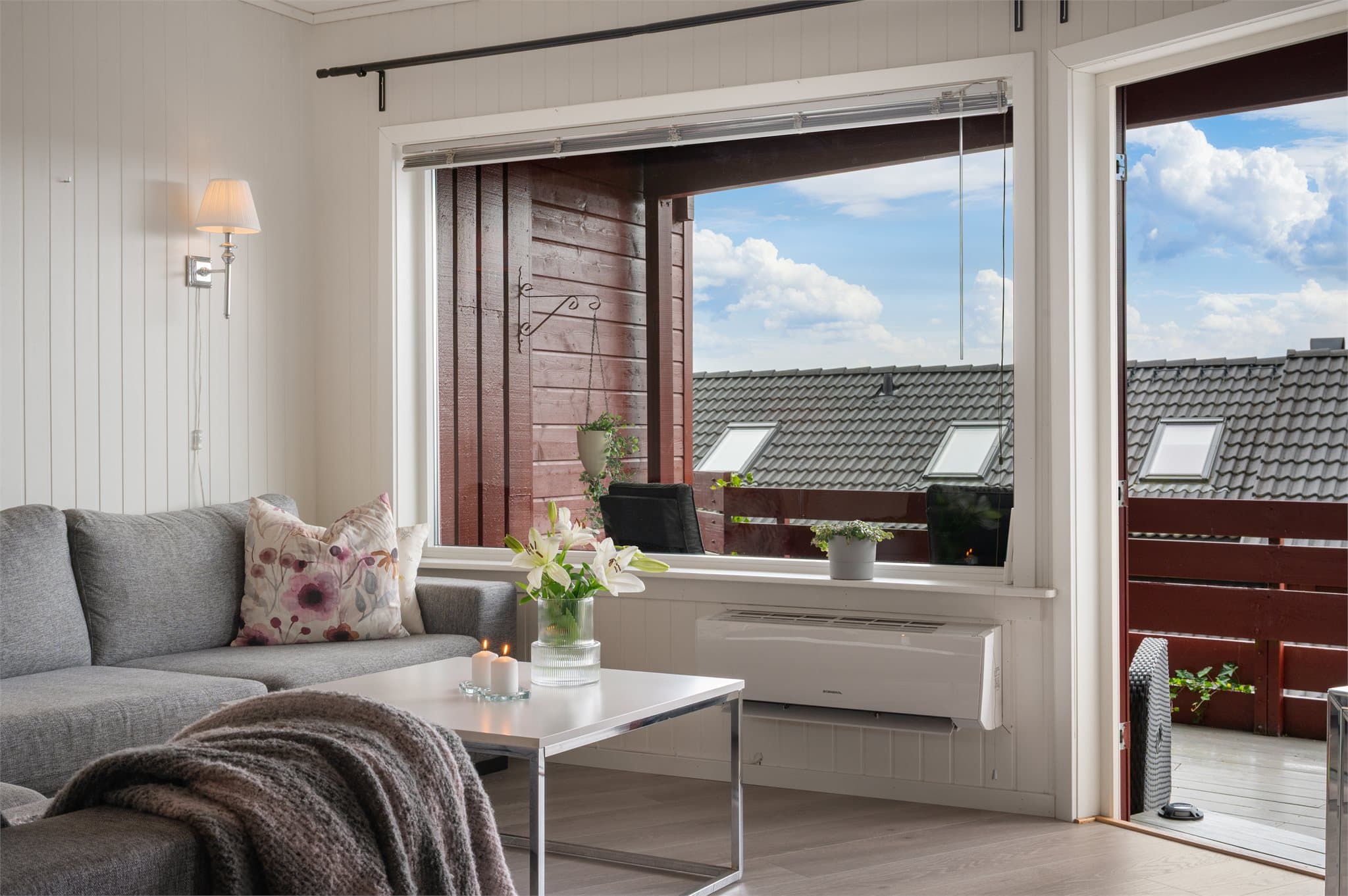 - Den usjenerte balkongen blir en naturlig forlengelse av stuen i sommerhalvåret -