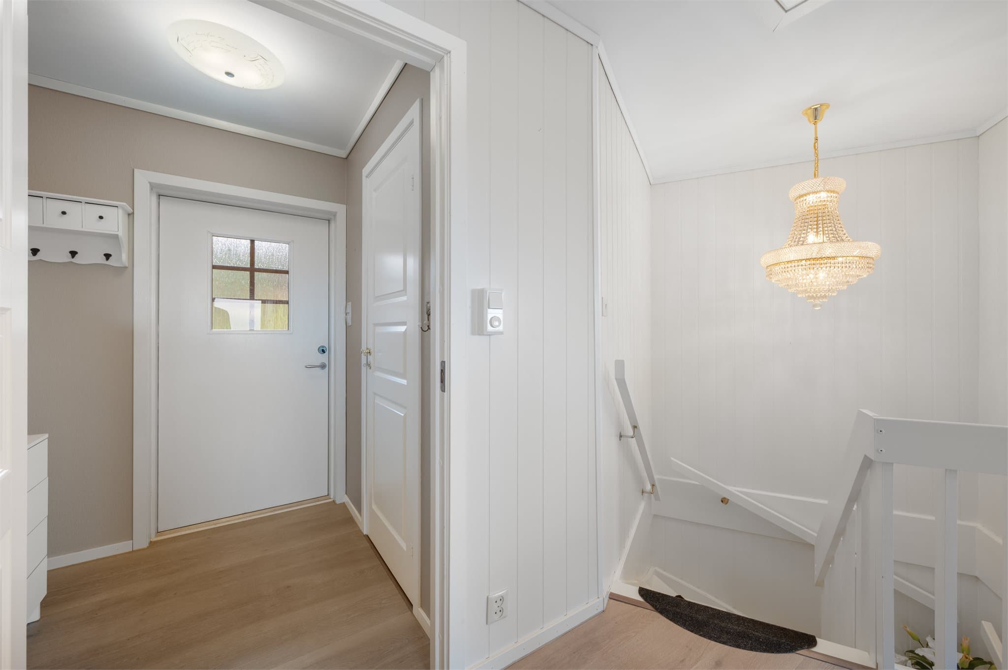 - Lys og trivelig entré som måler 2,7 m². Merk innvendig bod ved entré som måler 2,5 m² -
