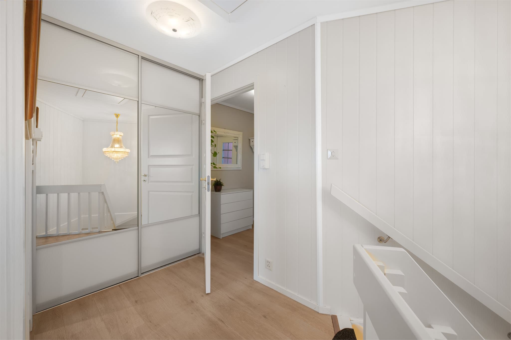 - Mellomgang måler 7,3 m². Merk praktisk skyvedørsgarderobe -