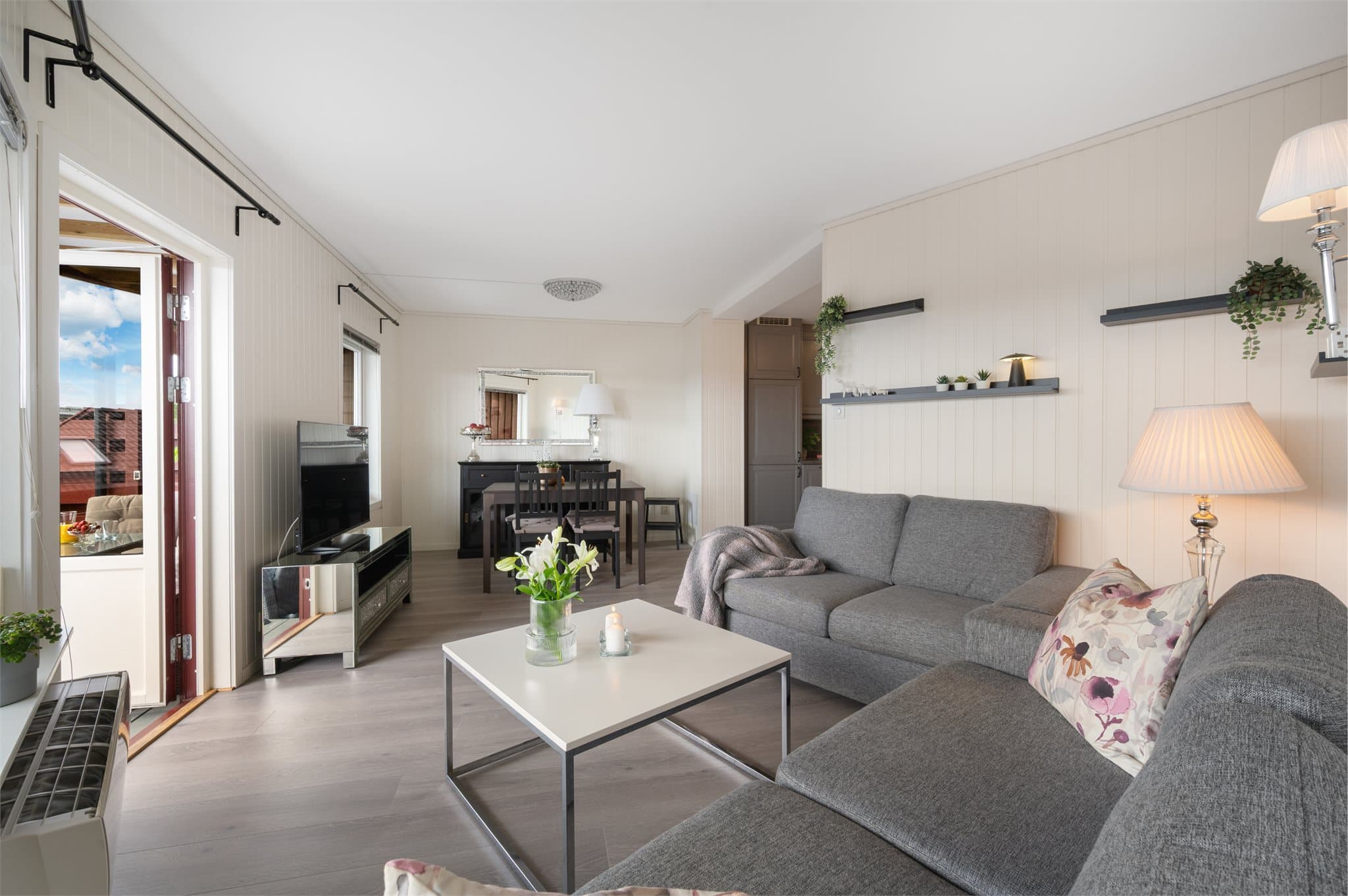 - Stuen måler 16,9 m² og har god plass til sittegruppe og spisegruppe i hver sin sone -