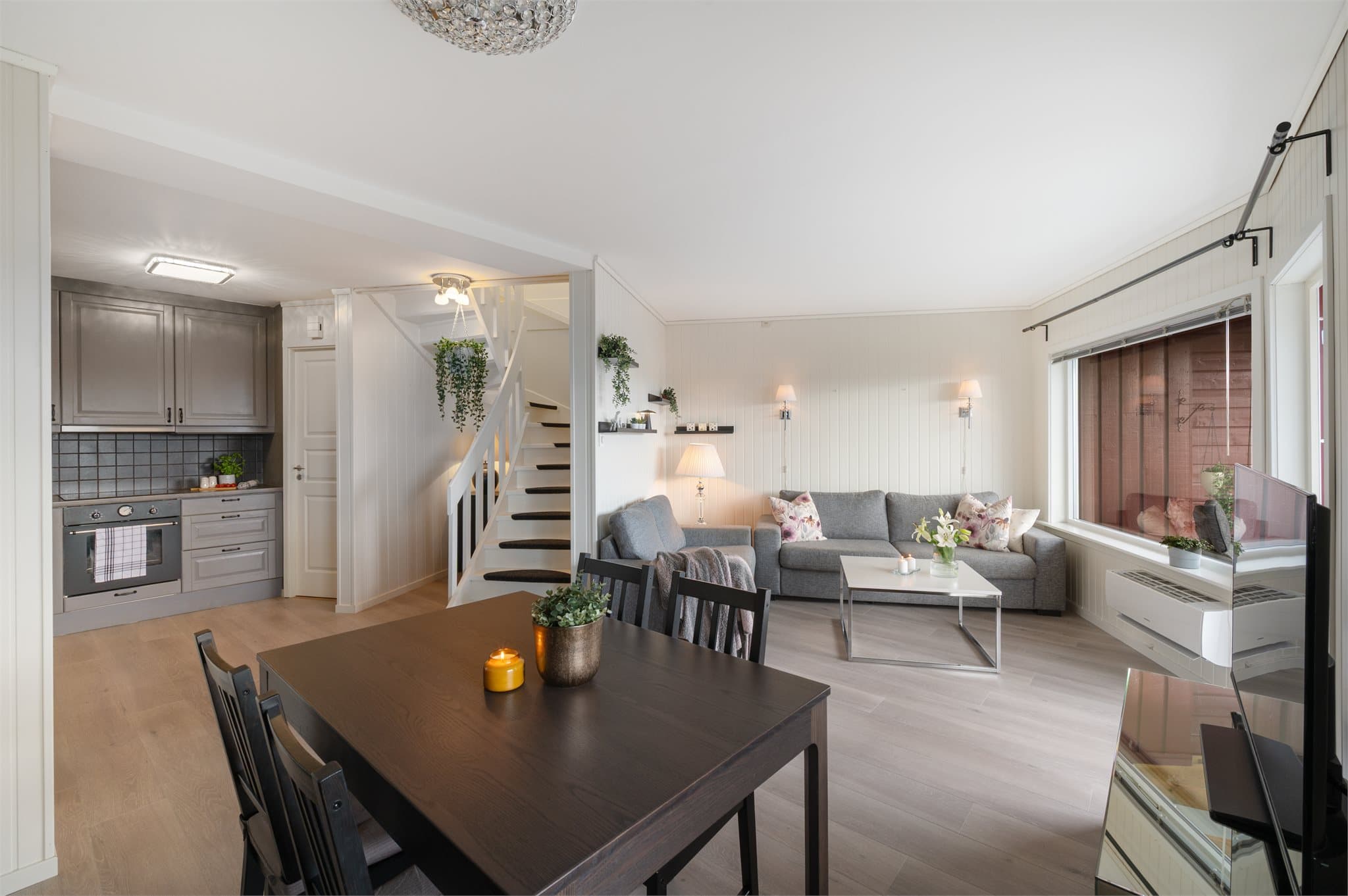 - Kjøkkenet måler 11,9 m². Merk innvendig bod som måler 1,3 m² med inngang ved kjøkkenet -