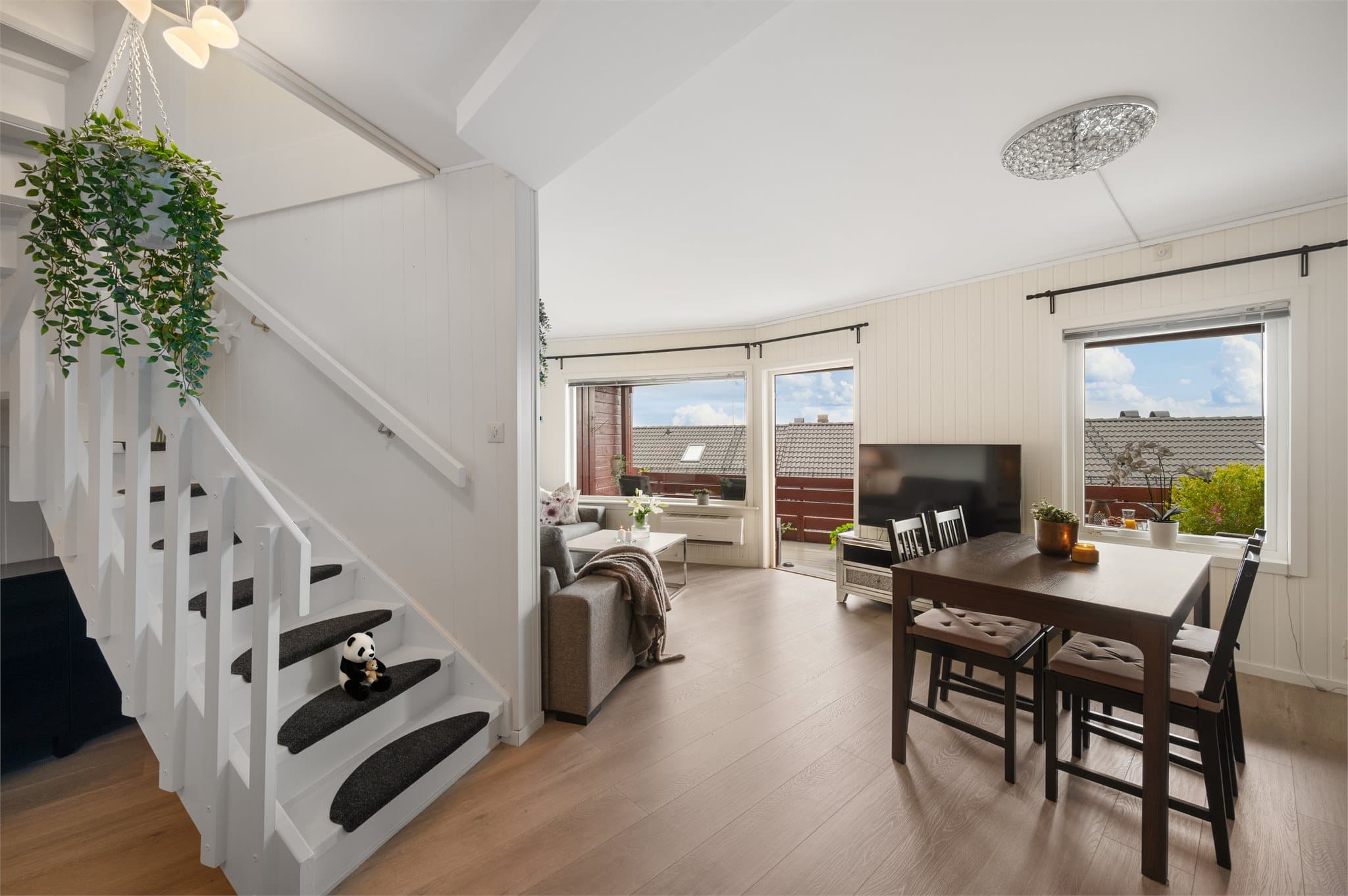 - Boligen har et totalt BRA-i på 62 m² og inneholder Entré, bod, mellomgang, bad, soverom, Kjøkken/hall, stue og bod -