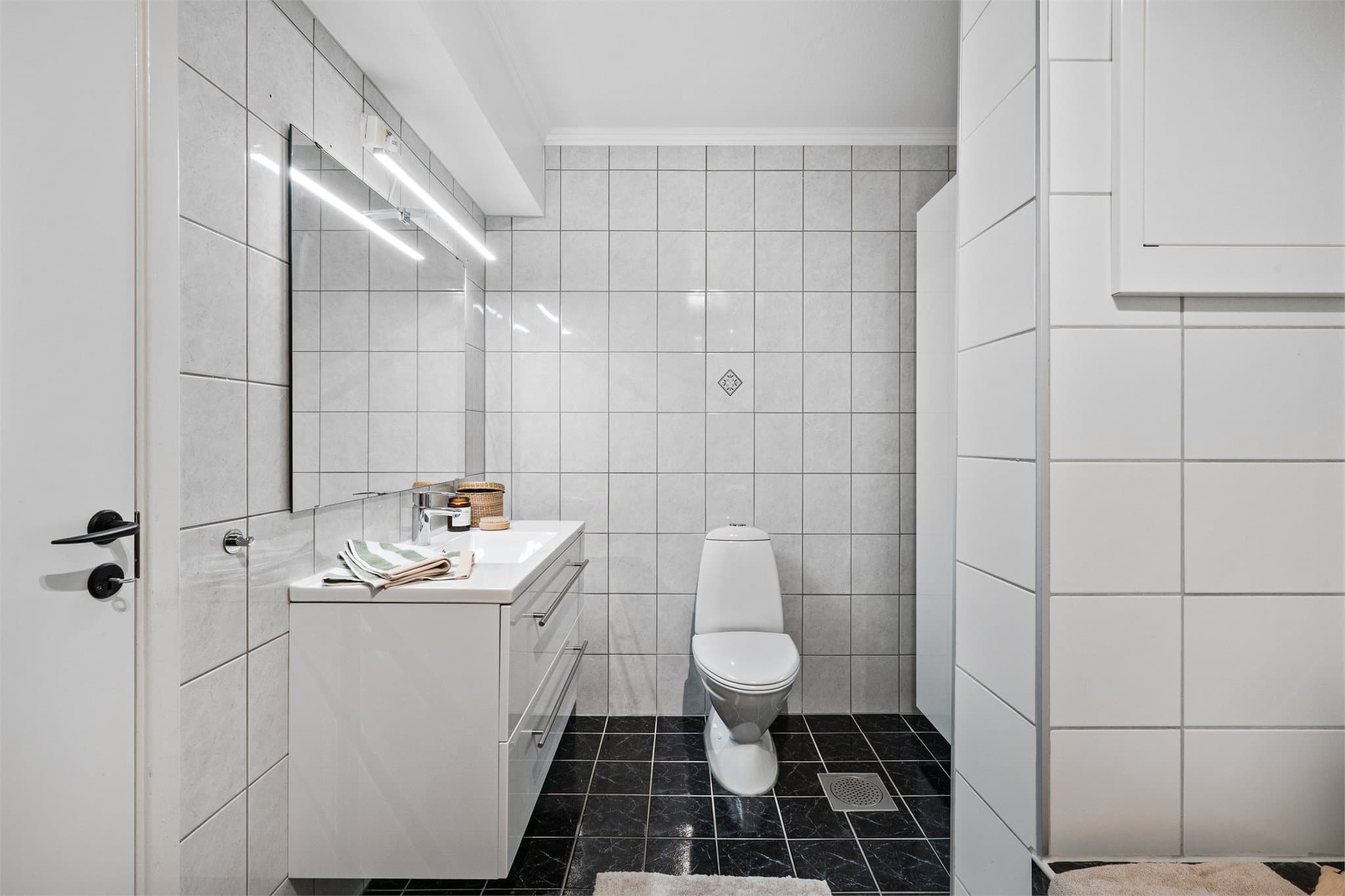 - Badet er innredet med heldekkende servant, toalett, innebygget badekar og opplegg for vaskemaskin -