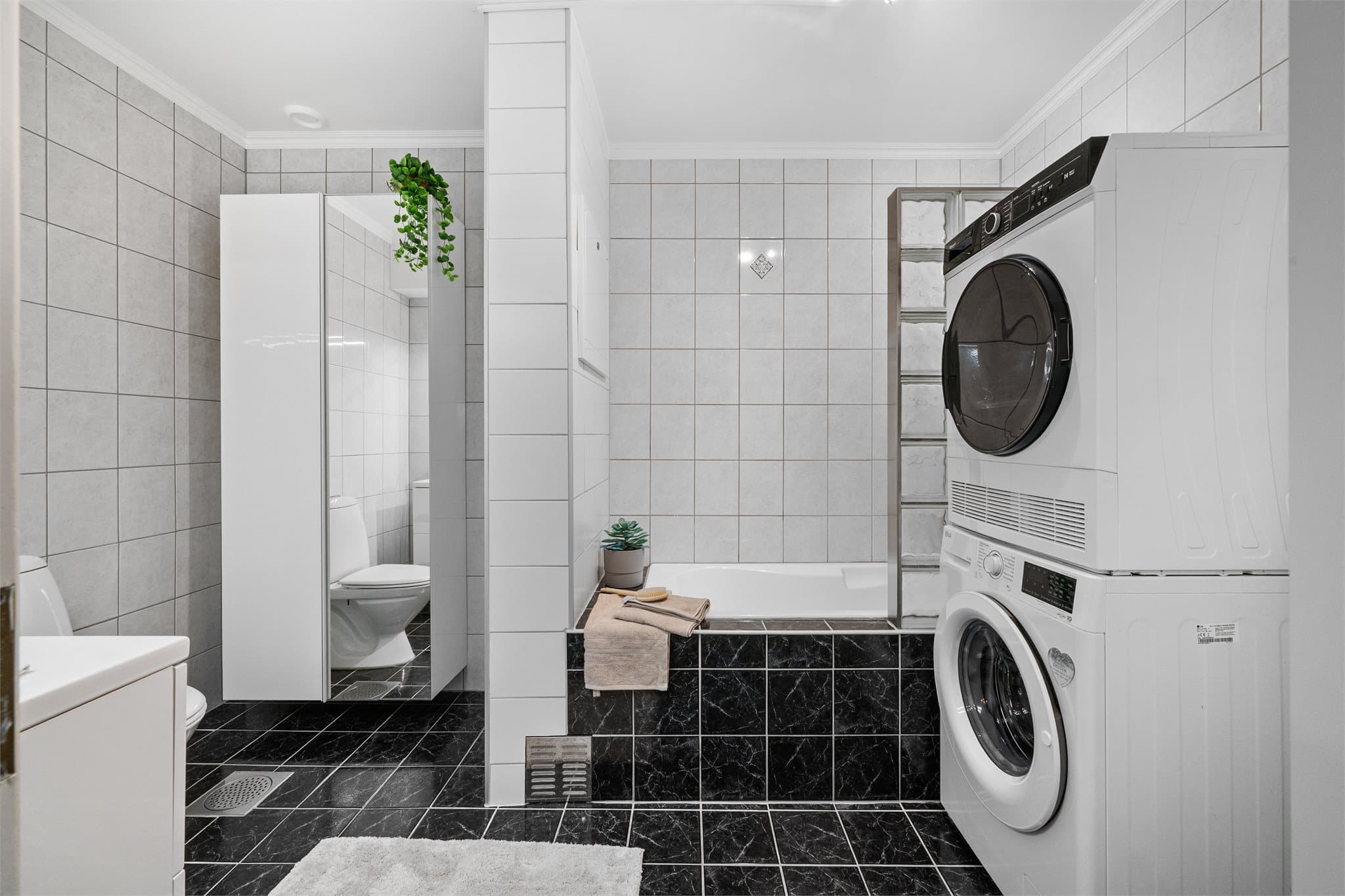 - Hovedbadet måler 7 m² og har fliser på gulv og vegger -