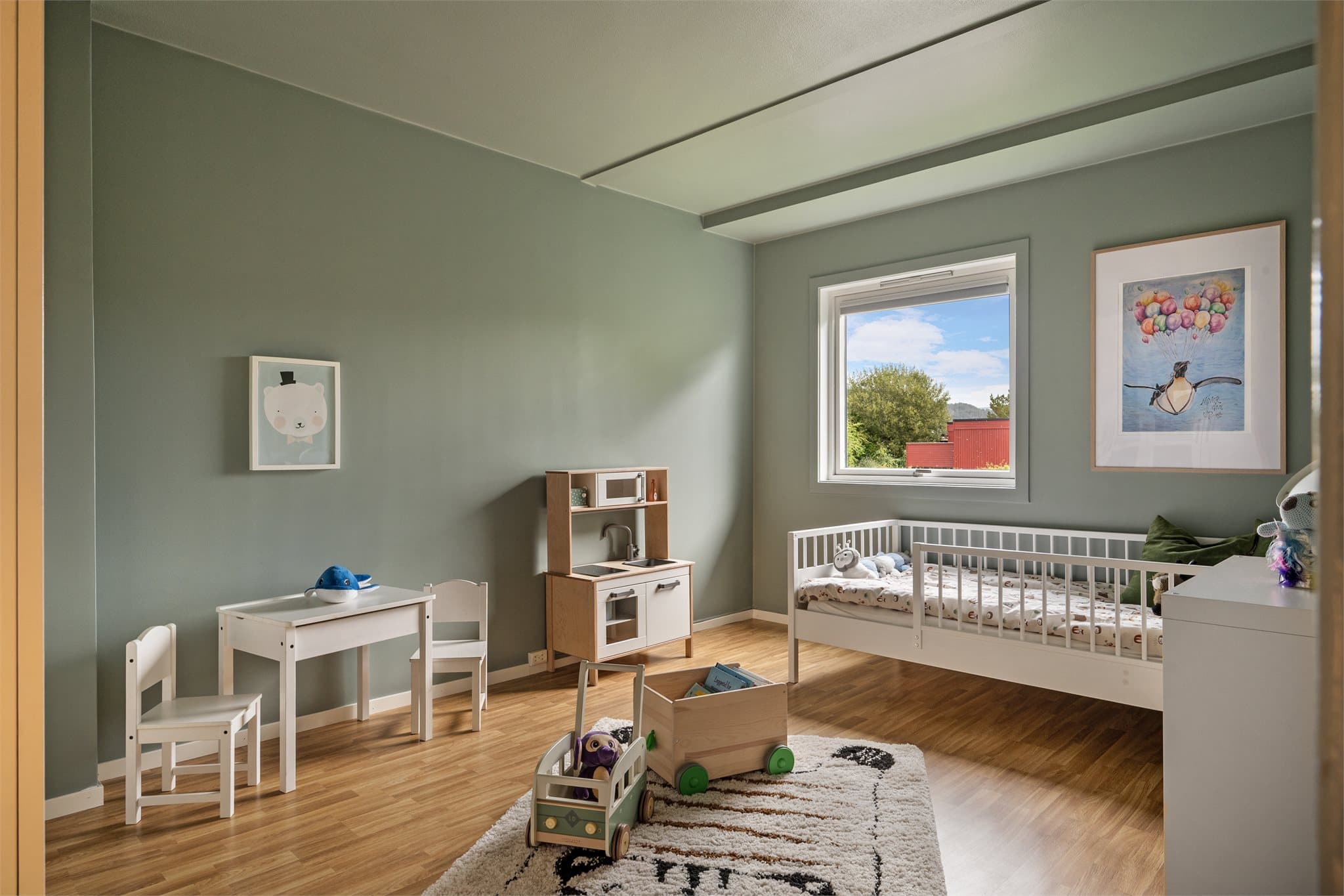 - De to andre soverommene i leiligheten er også av god størrelse og måler hhv. 14,2 m² og 12,1 m² -