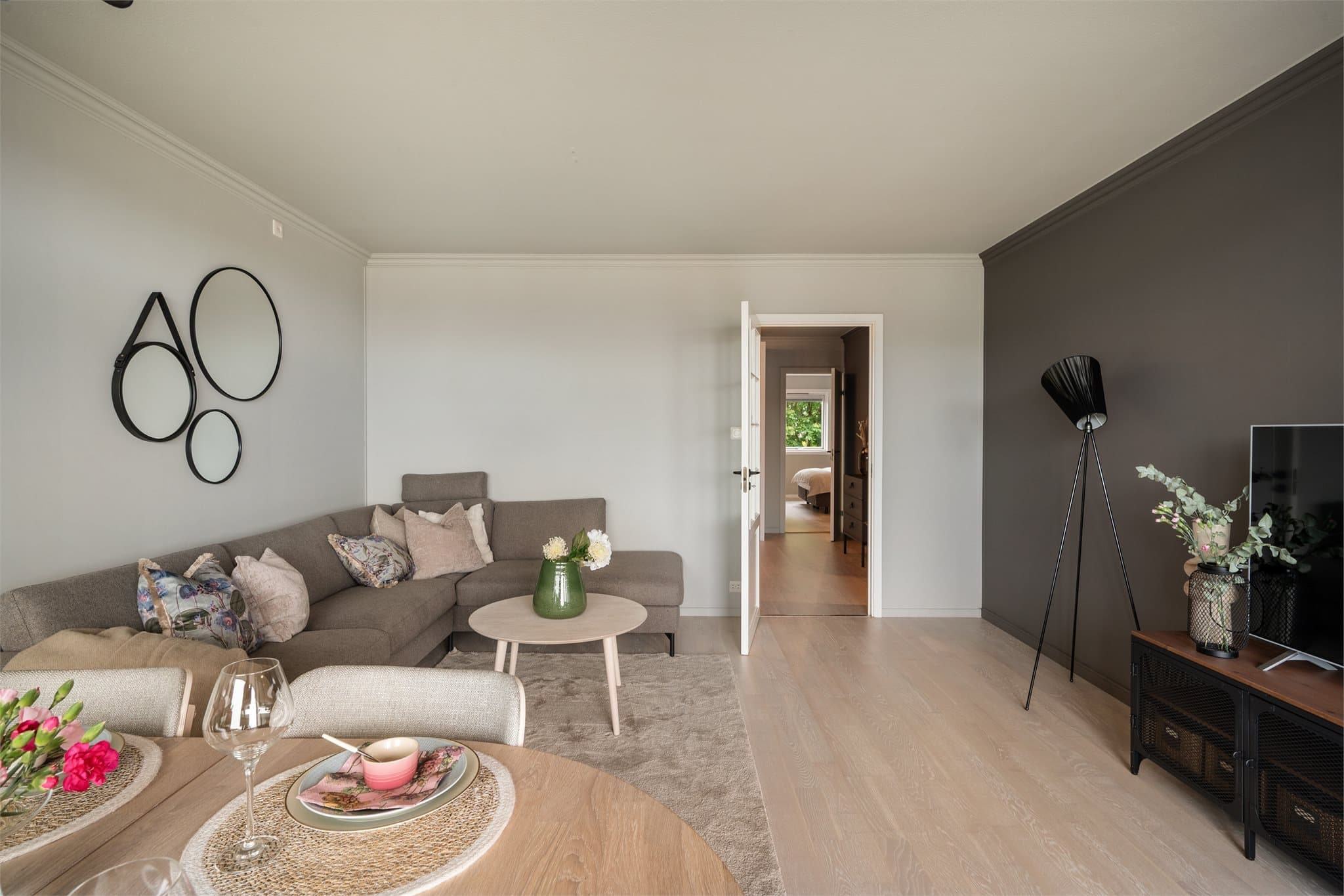 - Stuens utforming gir plass til både sofa- og spisegruppe i hver sine naturlige soner -