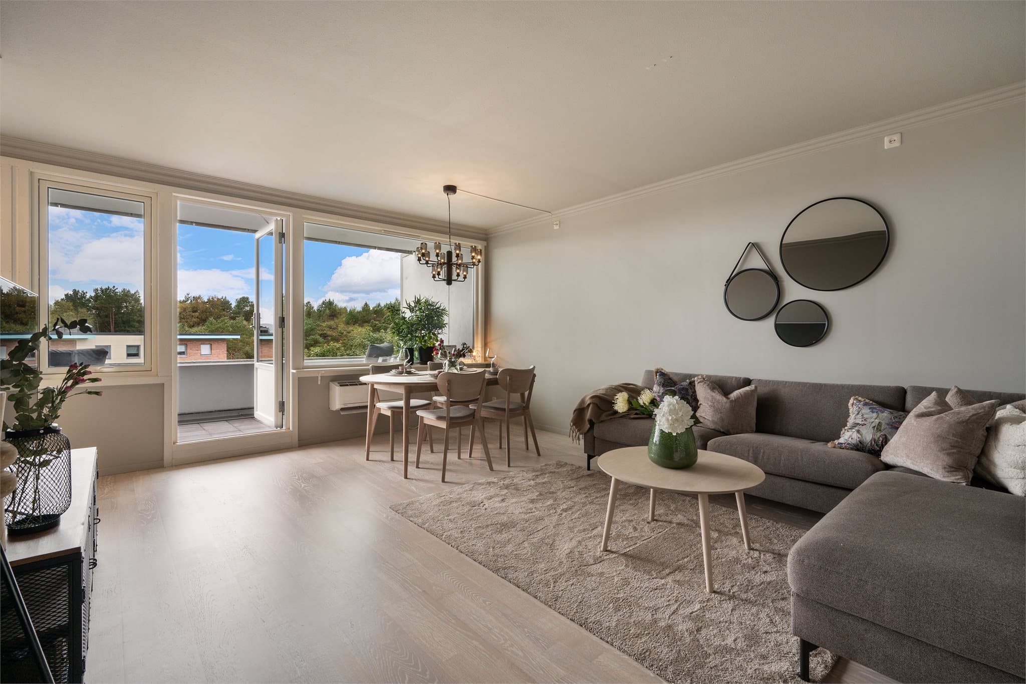 - Det har blitt gjort jevnlige oppgraderinger i leiligheten med blant annet nytt sikringsskap, renovering av lite bad, bytte av varmepumpe og malingsarbeid -