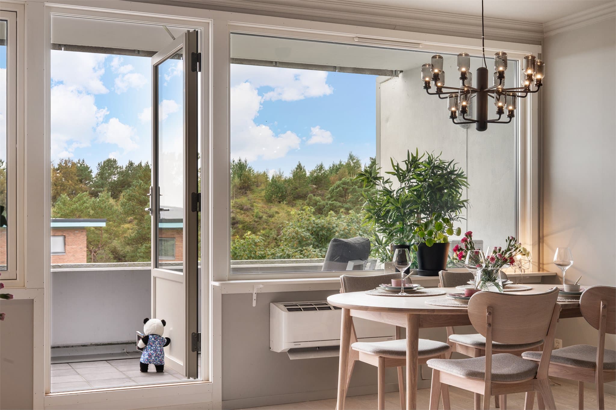 - Leiligheten har et BRA-i på 106 m² og inneholder entré, stue, kjøkken, 3 soverom og 2 bad -